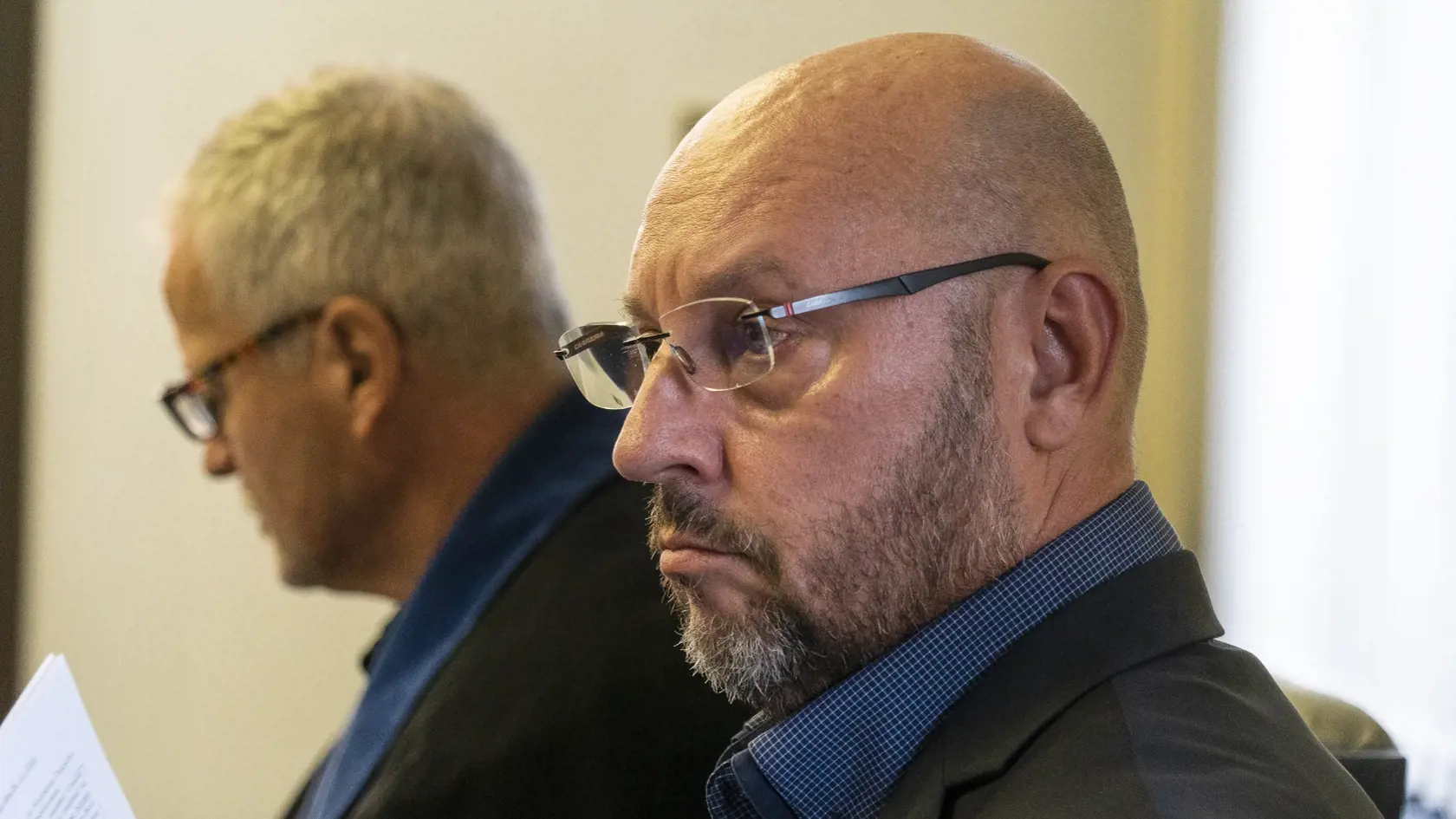 Pojednávanie v kauze Judáš na Špecializovanom trestnom súde v Banskej Bystrici dňa 3. novembra 2022. Na snímke obžalovaný Jozef Rehák (vpravo) a jeho obhajca Ľudovít Štanglovič.
