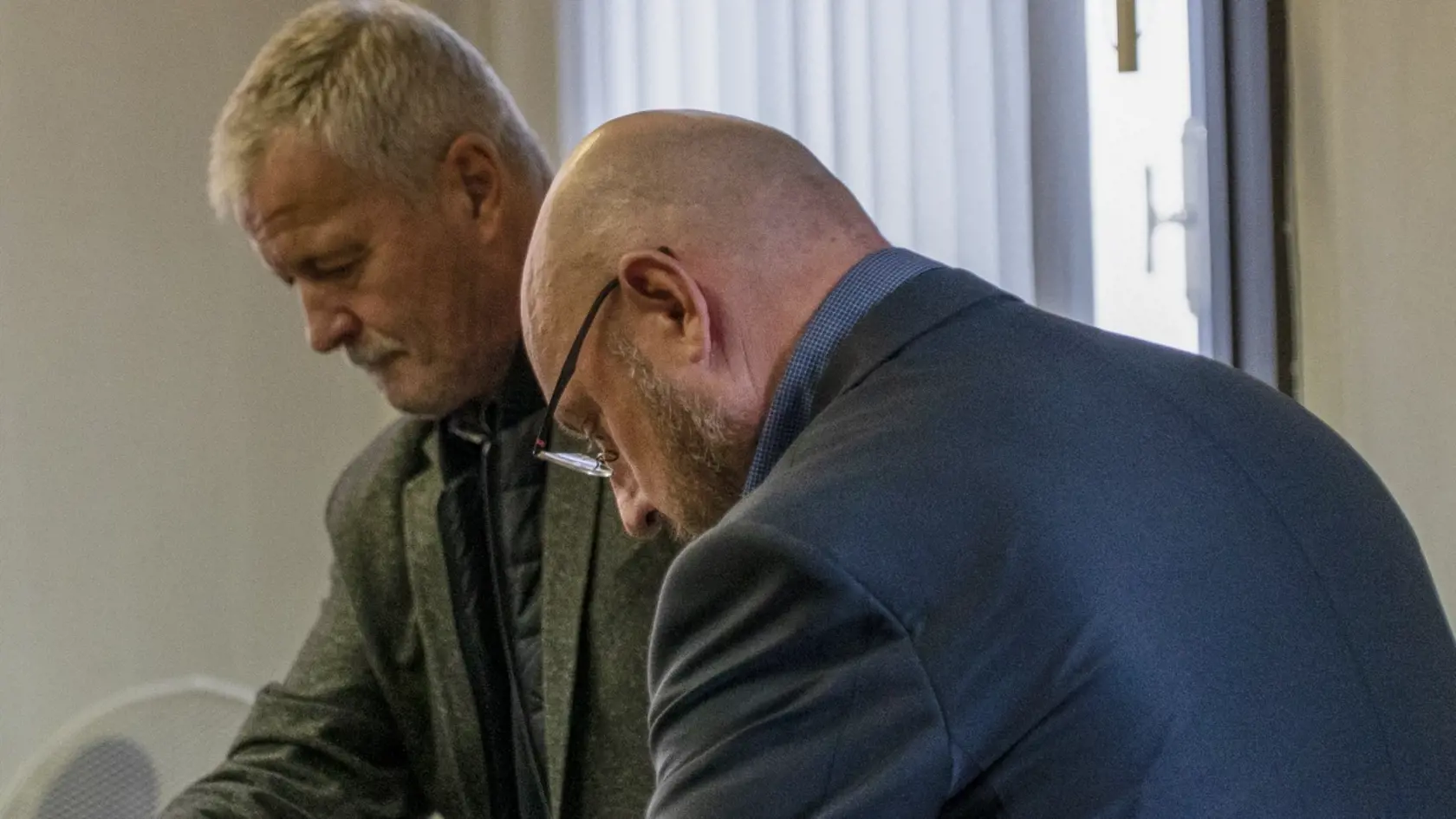 Pojednávanie v kauze Judáš na Špecializovanom trestnom súde v Banskej Bystrici dňa 3. novembra 2022. Na snímke obžalovaný Jozef Rehák (vpravo) a jeho obhajca Ľudovít Štanglovič.