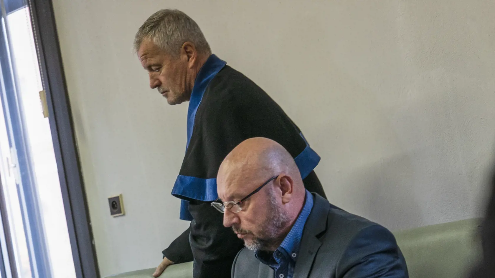 Pojednávanie v kauze Judáš na Špecializovanom trestnom súde v Banskej Bystrici dňa 3. novembra 2022. Na snímke obžalovaný Jozef Rehák (dole) a jeho obhajca Ľudovít Štanglovič.