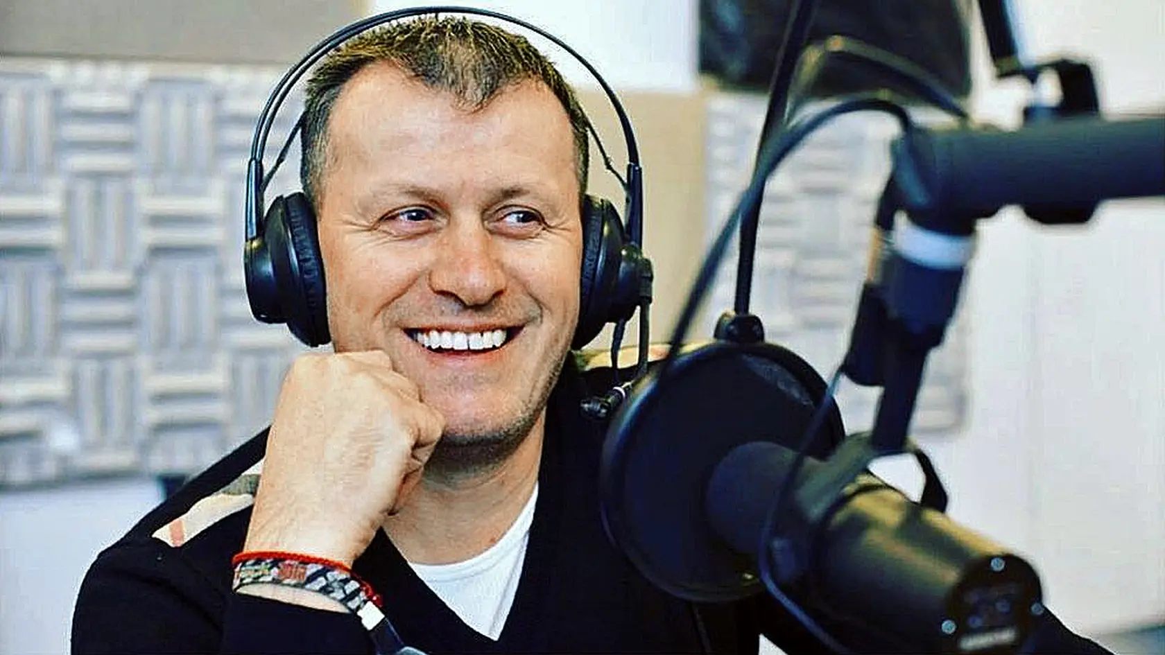 Julo pracoval ako rozhlasový moderátor od 80. rokov.