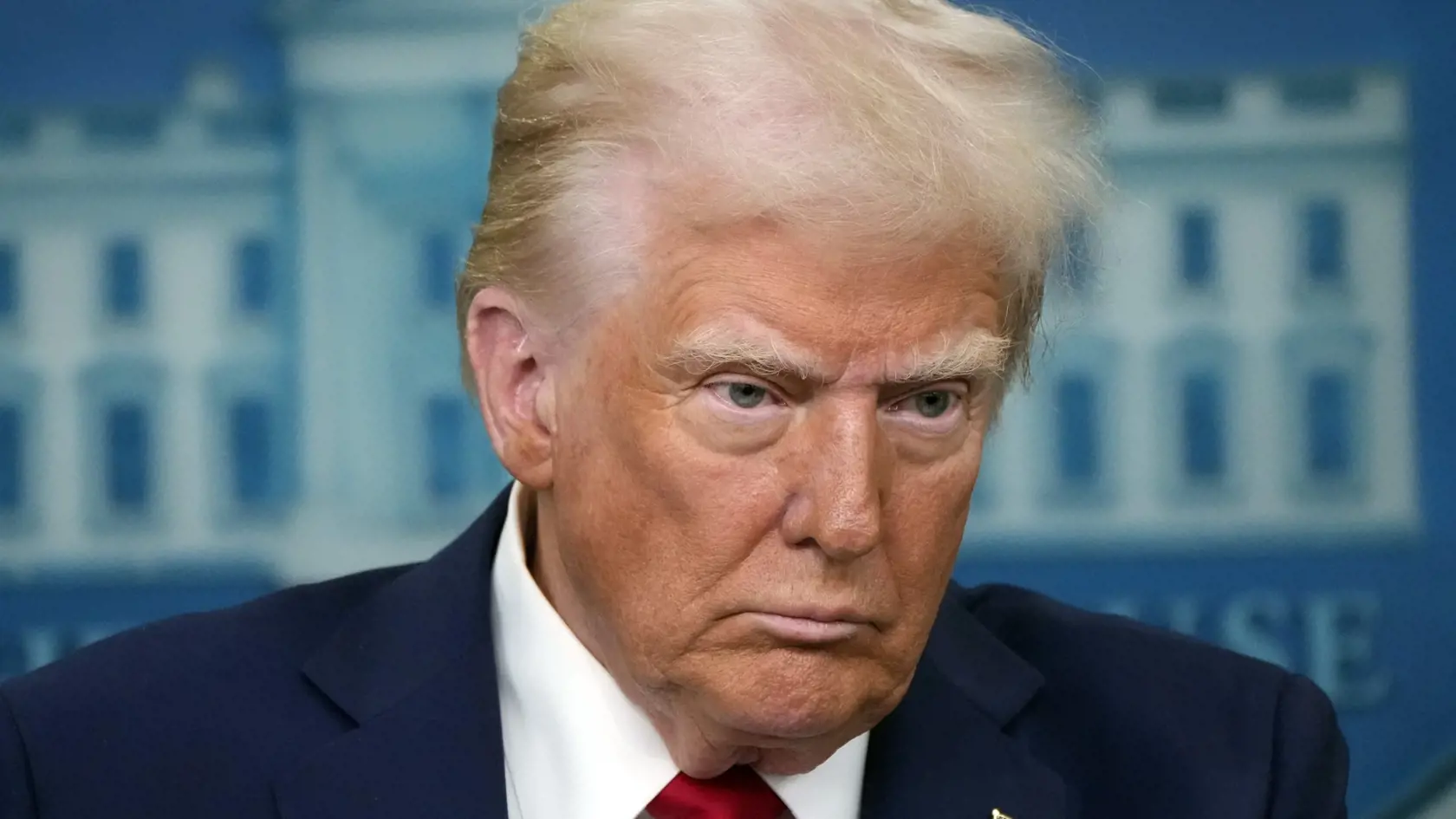 Americký prezident Donald Trump počúva otázky novinárov počas tlačovej konferencie vo Washingtone vo štvrtok 30. januára 2025.