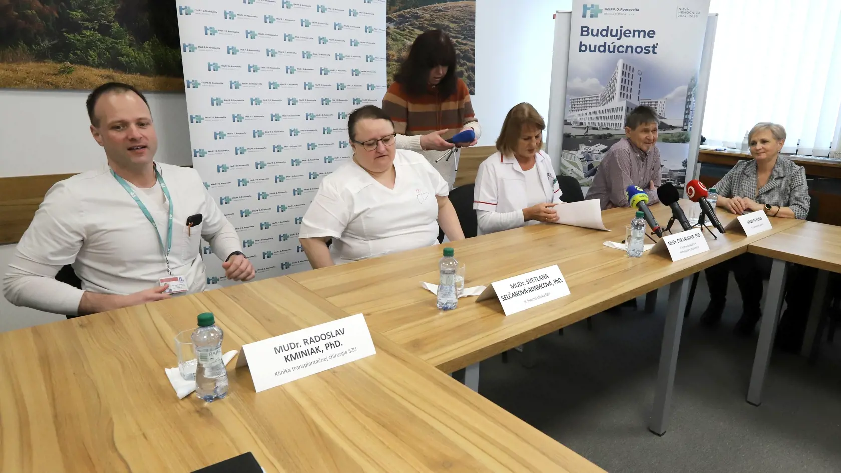 Na snímke pacient Jaroslav Filkus a tím lekárov.
