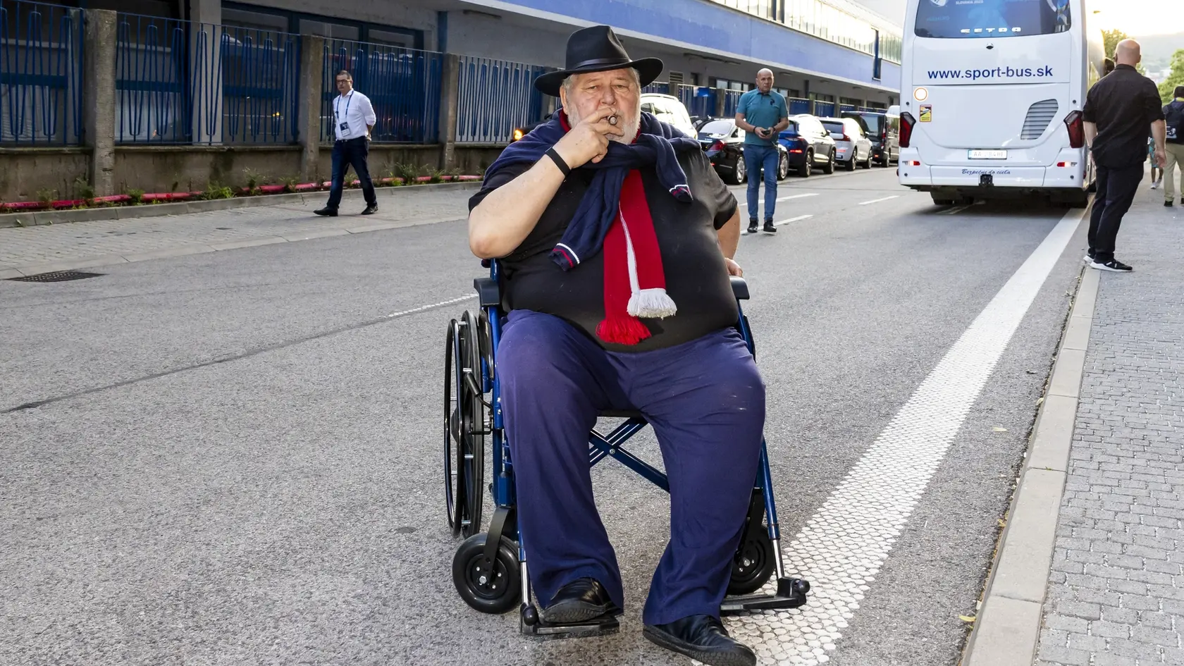 Prichod do VIP sektoru pred začiatkom zápasu slovenskej futbalovej reprezentácie na ME U21 2025 v Bratislave. Na snímke je Vladimír Soták. 