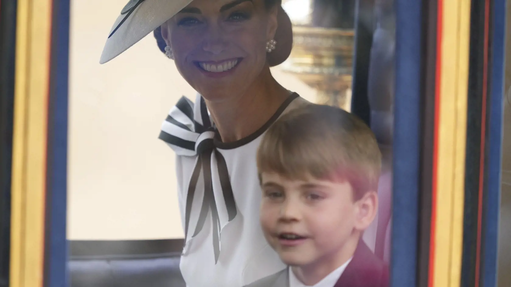 WA 29 Londýn - Kate, princezná z Walesu a jej najmladší syn, britský princ Louis prichádzajú v koči na vojenskú prehliadku Trooping the Colour na počesť narodenín britského kráľa Karola III. v Londýne v sobotu 15. júna 2024. Ide o jej prvé verejné vystúpenie od začiatku roka, informuje TASR podľa správy agentúry AP. Catherine (42) koncom marca prostredníctvom videozáznamu oznámila, že jej diagnostikovali onkologické ochorenie a podrobuje sa chemoterapii. Naposledy sa na verejnom podujatí zúčastn