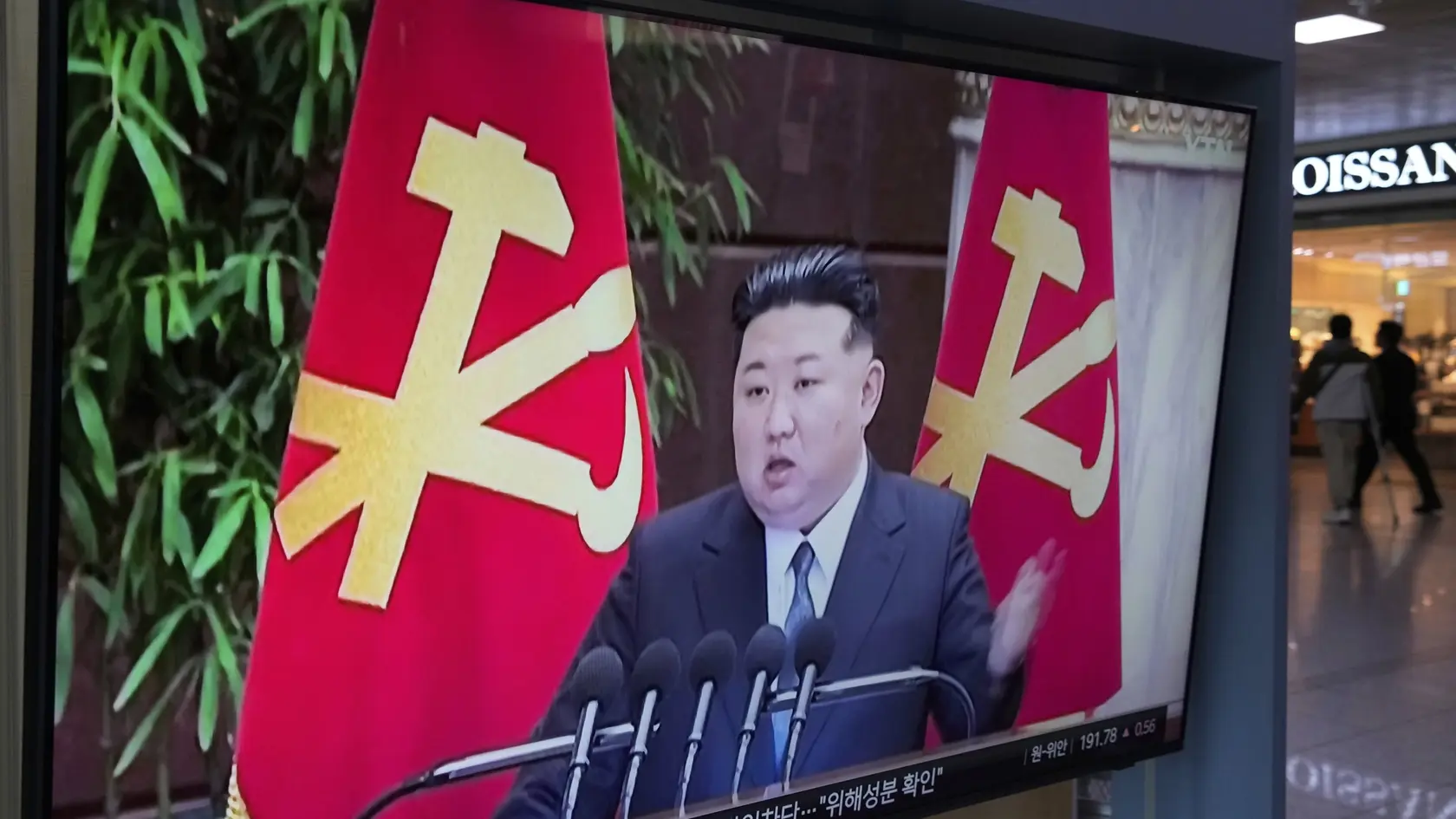 AZ12 Soul - Na televíznej obrazovke je zobrazený vodca KĽDR Kim Čong-un počas spravodajského programu na železničnej stanici v Soule v Južnej Kórei vo štvrtok 22. mája 2025. Počas slávnostného spustenia novej severokórejskej vojenskej lode triedy Čchö Hjon na vodu došlo k vážnej nehode. Vodca KĽDR Kim Čong-un, ktorý bol na slávnosti prítomný, označil incident za „trestný čin spôsobený absolútnou nedbanlivosťou, ktorú nemožno tolerovať“ a nariadil opravu lode. Má byť hotová ešte pred júnovým zasadnutím strany. FOTO TASR/AP  

A TV screen shows a file image of North Korean leader Kim Jong Un during a news program at Seoul Railway Station in Seoul, South Korea, Thursday, May 22, 2025. (AP Photo/Ahn Young-joon)