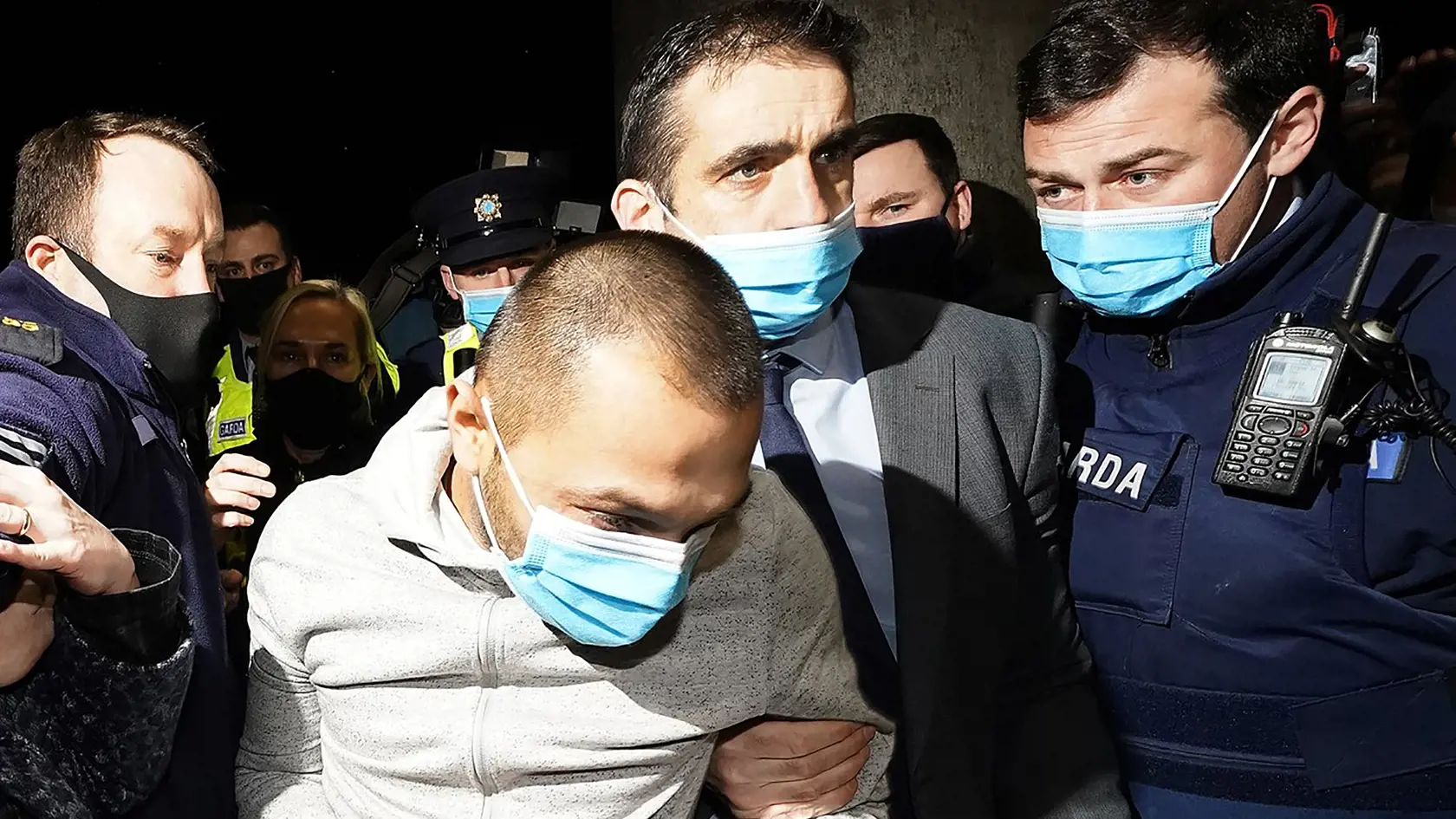 Jozef Puška, je umiestnený do policajnej dodávky po tom, čo sa objavil na okresnom súde v Tullamore, kde je obvinený z vraždy írskej učiteľky Ashling Murphy.