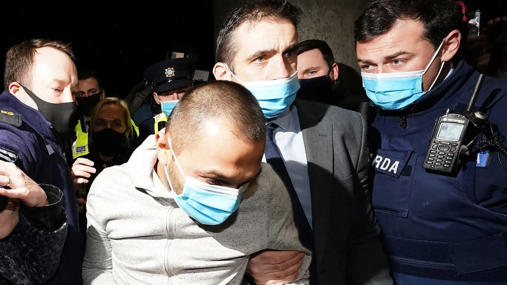 Jozef Puška, je umiestnený do policajnej dodávky po tom, čo sa objavil na okresnom súde v Tullamore, kde je obvinený z vraždy írskej učiteľky Ashling Murphy.