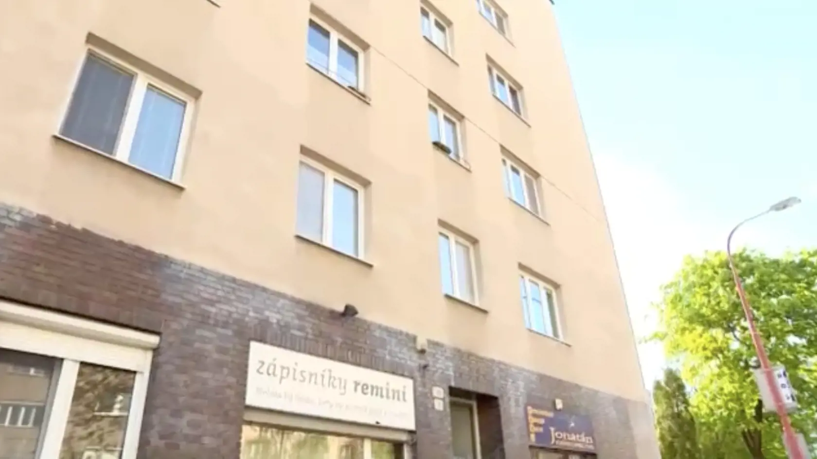 Matku s dieťaťom vyslobodzovali z výťahu hasiči.