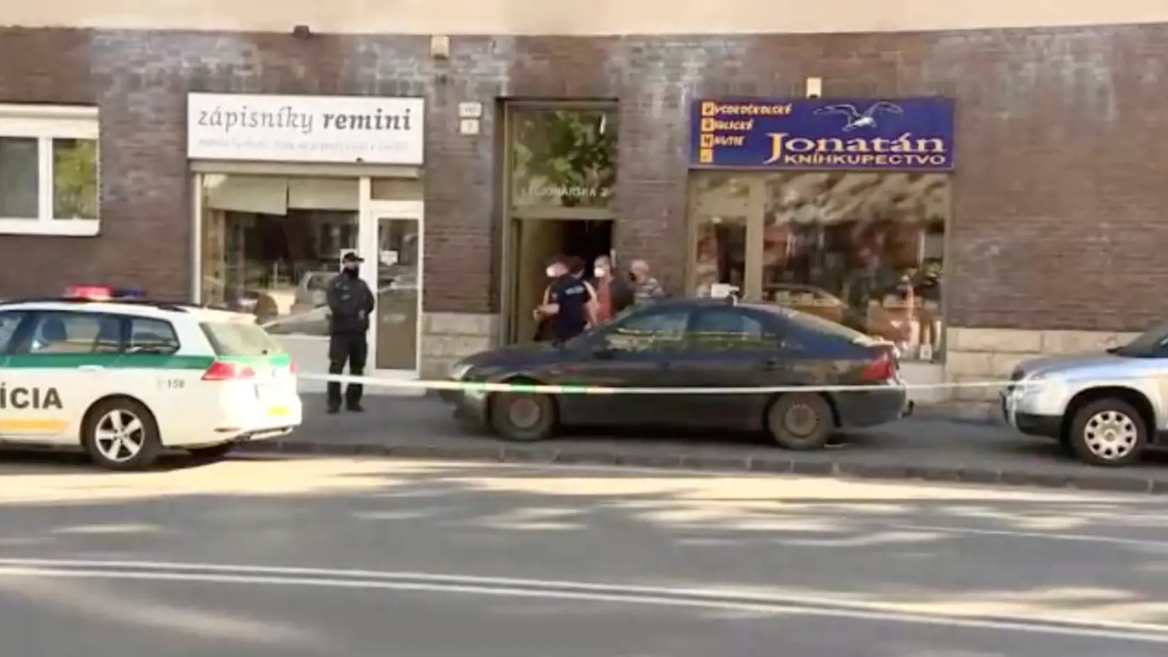 Oboch začali okamžite resuscitovať. Ženu sa podarilo oživiť, bábätko však toľko šťastia nemalo.