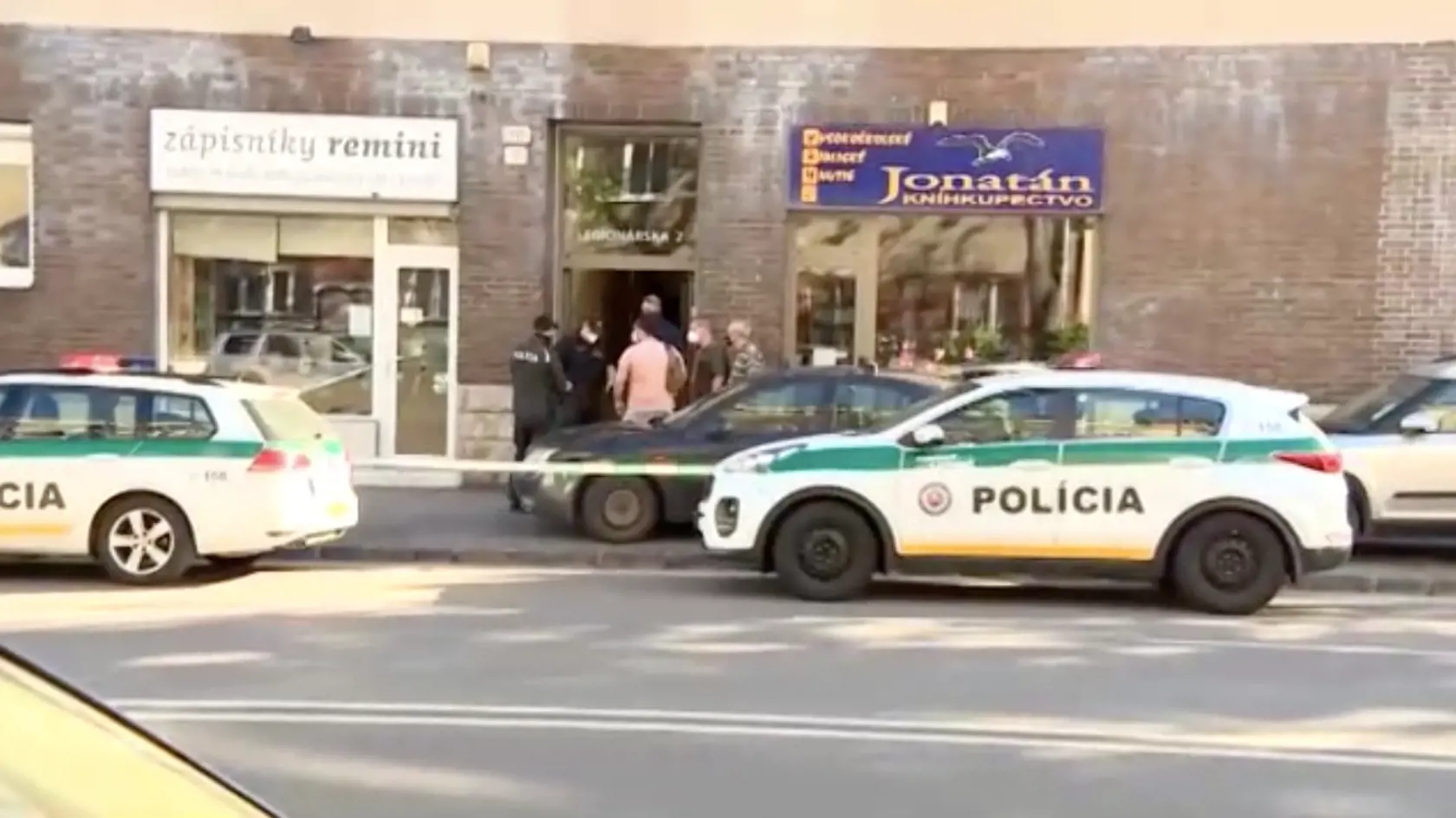 Nehoda sa mala stať pri tom, ako žena nastupovala s kočiarom do výťahu. Ten sa následne prepadol.