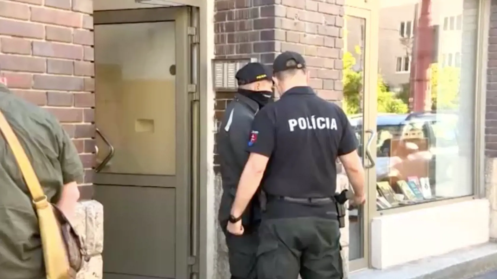 Oboch začali okamžite resuscitovať. Ženu sa podarilo oživiť, bábätko však toľko šťastia nemalo.