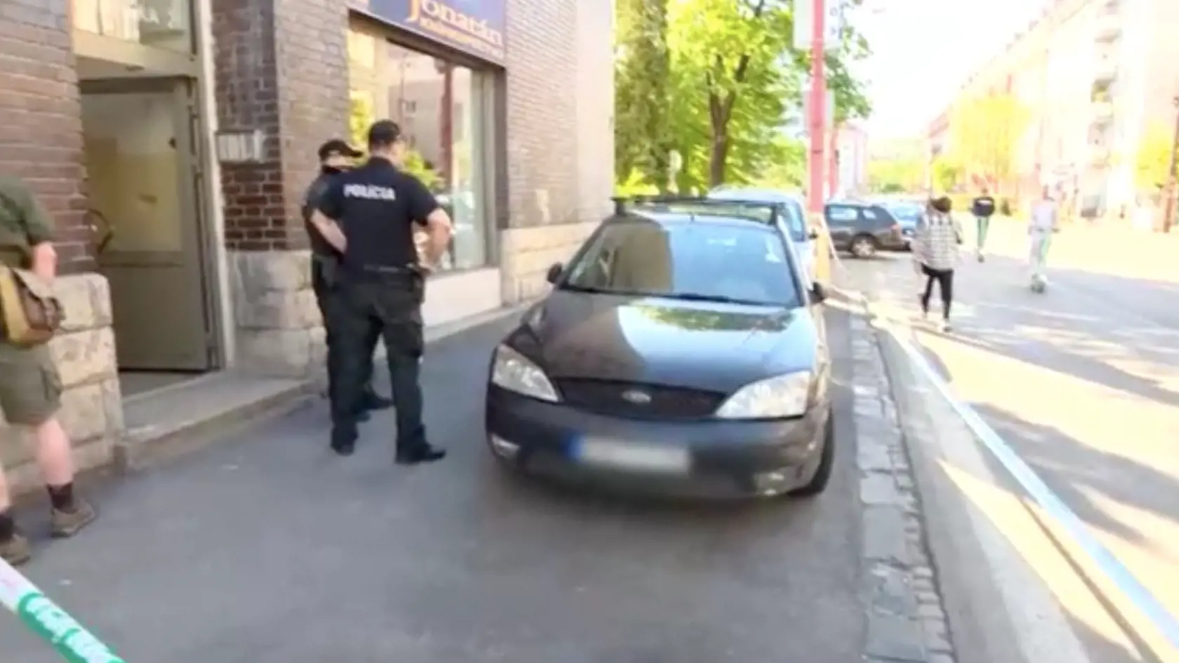 Oboch začali okamžite resuscitovať. Ženu sa podarilo oživiť, bábätko však toľko šťastia nemalo.
