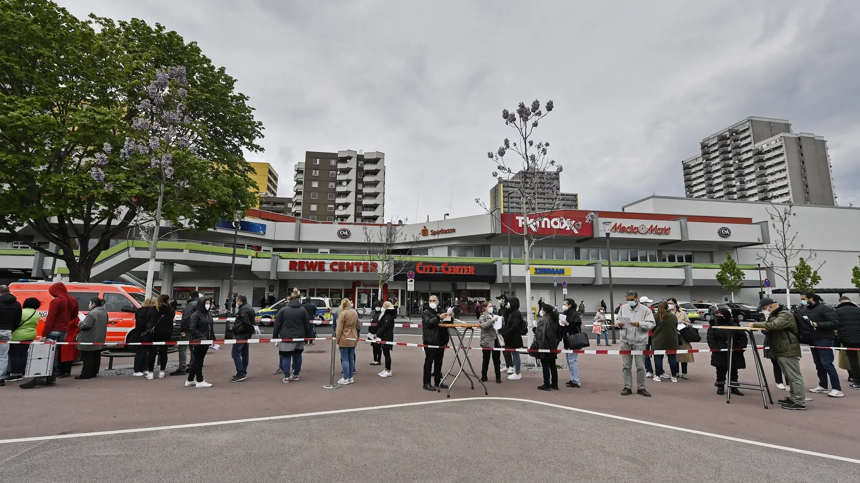 EBE 23 Kolín nad Rýnom - Stovky ľudí čakajú v radoch na očkovanie vakcínou Moderna pred očkovacím mobilným centrom na námestí v nemeckom Kolíne nad Rýnom v pondelok 3. mája 2021. Mesto Kolín nad Rýnom začalo program zameraný na očkovanie proti vírusu COVID-19 ľuďom žijúcim v toto okolie s vysokým výskytom pozitivity na nový koronavírus. FOTO TASR/AP

Hundreds of people wait in lines for a Moderna vaccination in a vaccination mobile on a square at the district  Chorweiler in Cologne, Germany, Mon