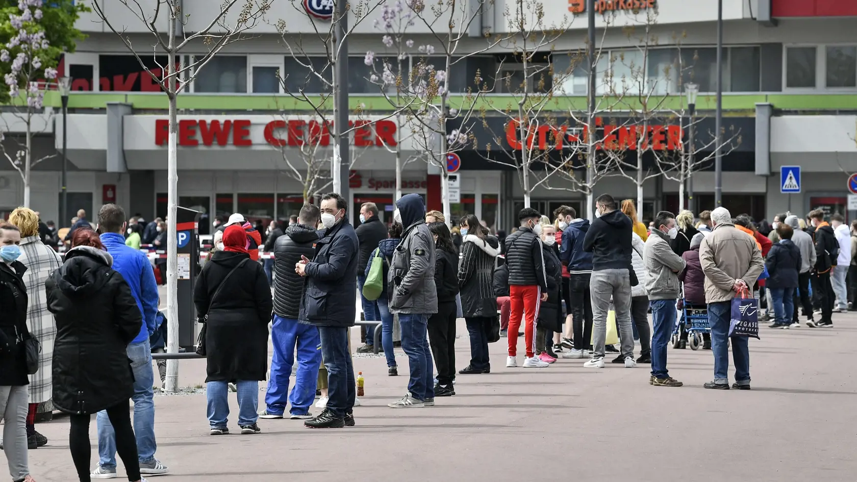 EBE 21 Kolín nad Rýnom - Stovky ľudí čakajú v radoch na očkovanie vakcínou Moderna pred očkovacím mobilným centrom na námestí v nemeckom Kolíne nad Rýnom v pondelok 3. mája 2021. Mesto Kolín nad Rýnom začalo program zameraný na očkovanie proti vírusu COVID-19 ľuďom žijúcim v toto okolie s vysokým výskytom pozitivity na nový koronavírus. FOTO TASR/AP

Hundreds of people wait in lines for a Moderna vaccination in a vaccination mobile on a square at the district  Chorweiler in Cologne, Germany, Mon