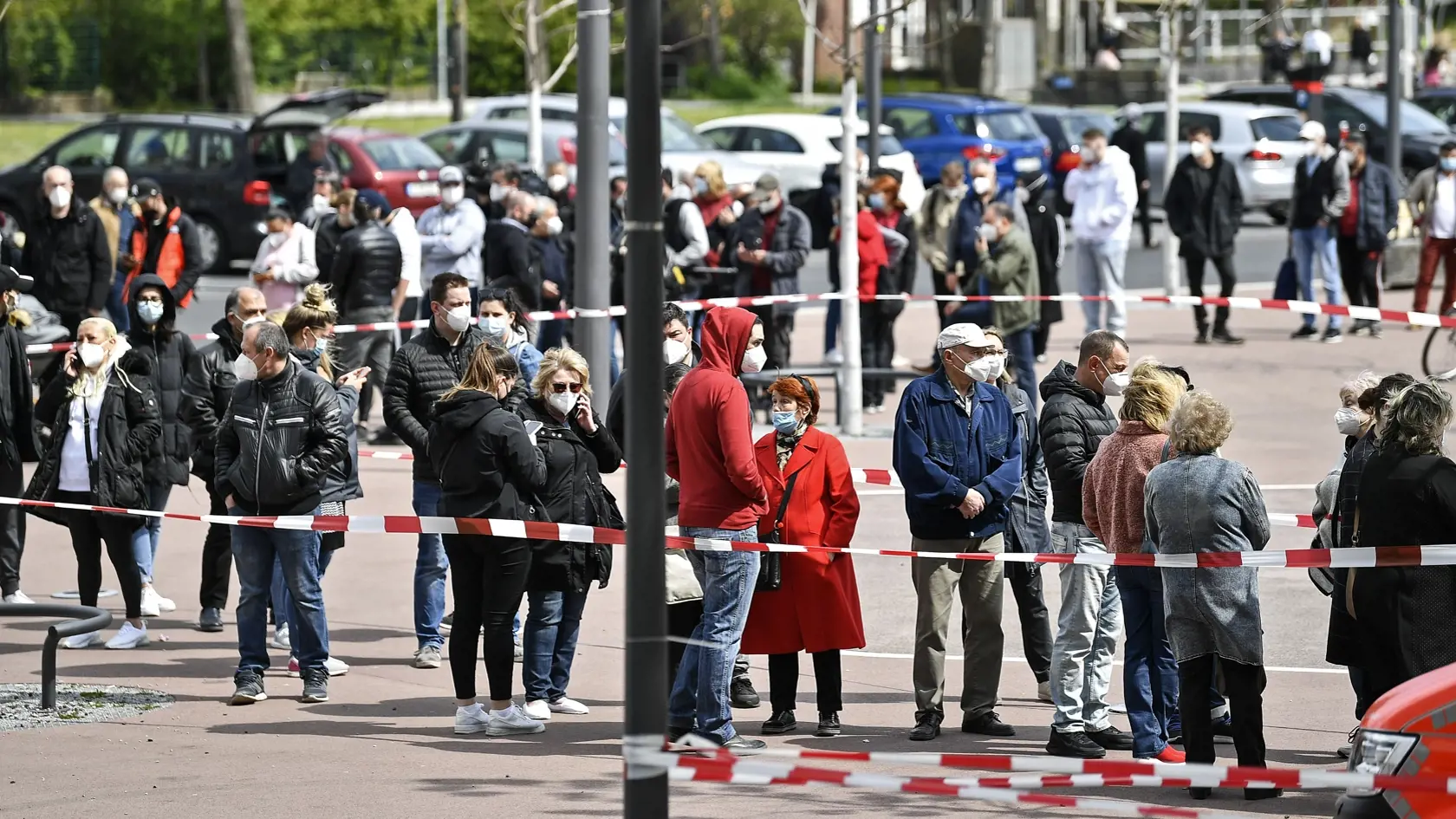 EBE 22 Kolín nad Rýnom - Stovky ľudí čakajú v radoch na očkovanie vakcínou Moderna pred očkovacím mobilným centrom na námestí v nemeckom Kolíne nad Rýnom v pondelok 3. mája 2021. Mesto Kolín nad Rýnom začalo program zameraný na očkovanie proti vírusu COVID-19 ľuďom žijúcim v toto okolie s vysokým výskytom pozitivity na nový koronavírus. FOTO TASR/AP

Hundreds of people wait in lines for a Moderna vaccination in a vaccination mobile on a square at the district  Chorweiler in Cologne, Germany, Mon