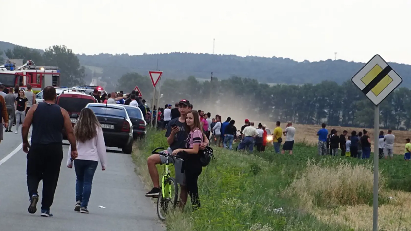 Tragické následky nehody si prišli pozrieť obyvatelia Turne.