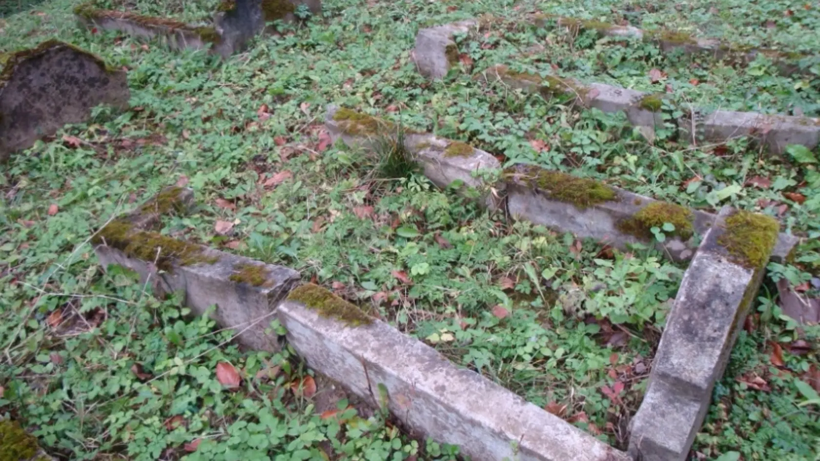 Takto vyzerali pôvodné hroby na vojenskom cintoríne.