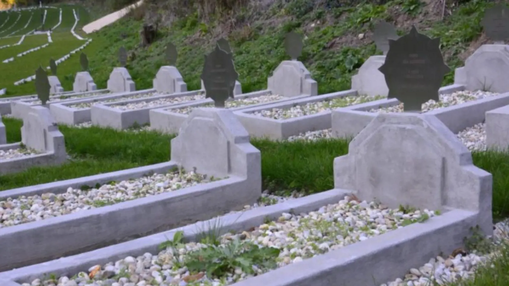 Tridsať hrobov zostalo zachovaných v pôvodnom stave.