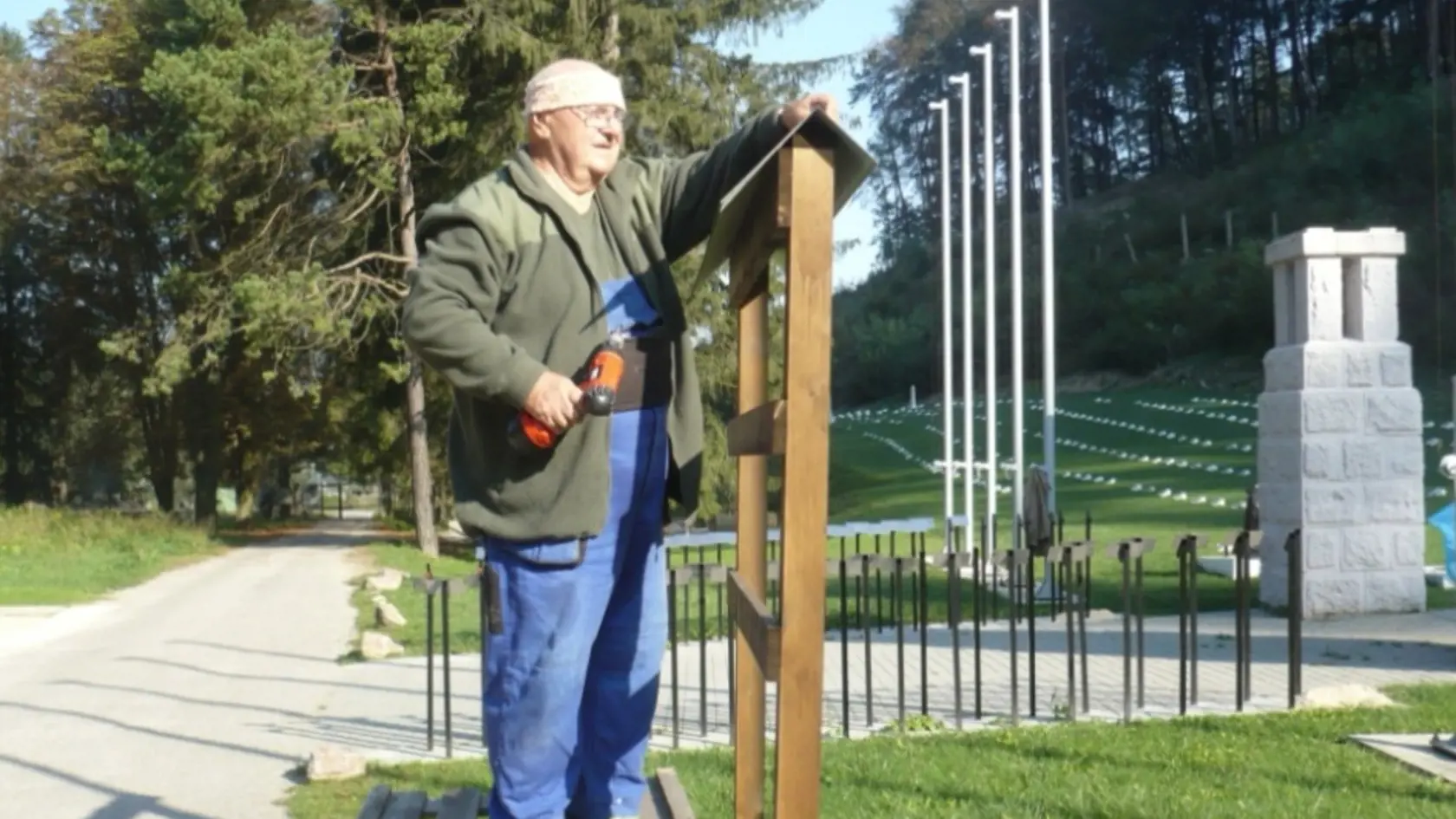 Generálporučík vo výslužbe Pavel Honzek nielen inicioval obnovu cintorína, ale aktívne sa aj zúčastňoval na prácach.