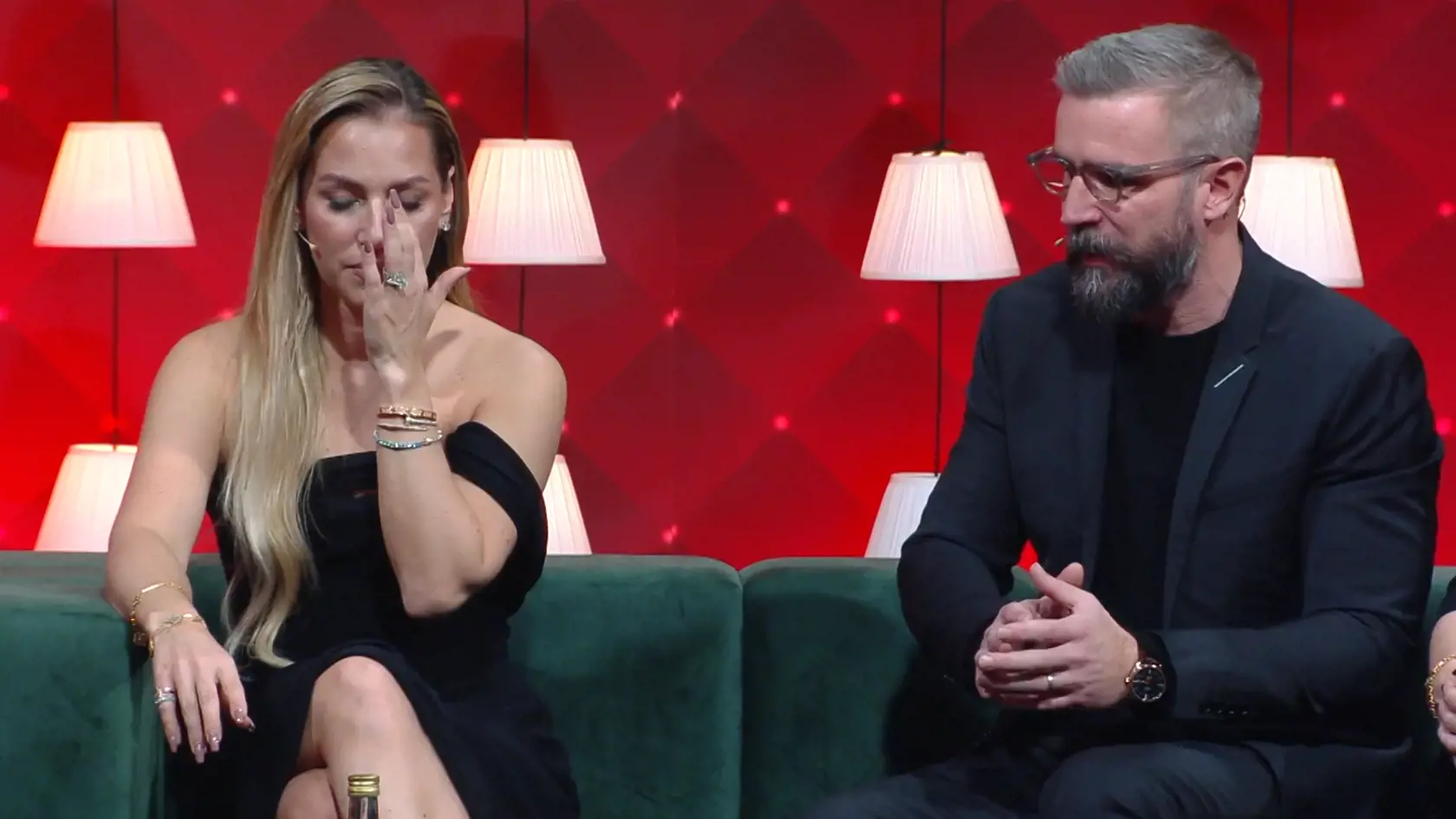 Dominika Cibulková sa v štúdiu relácie Sieň slávy rozplakala. Dojalo ju emotívne video aj slová manžela Michala.