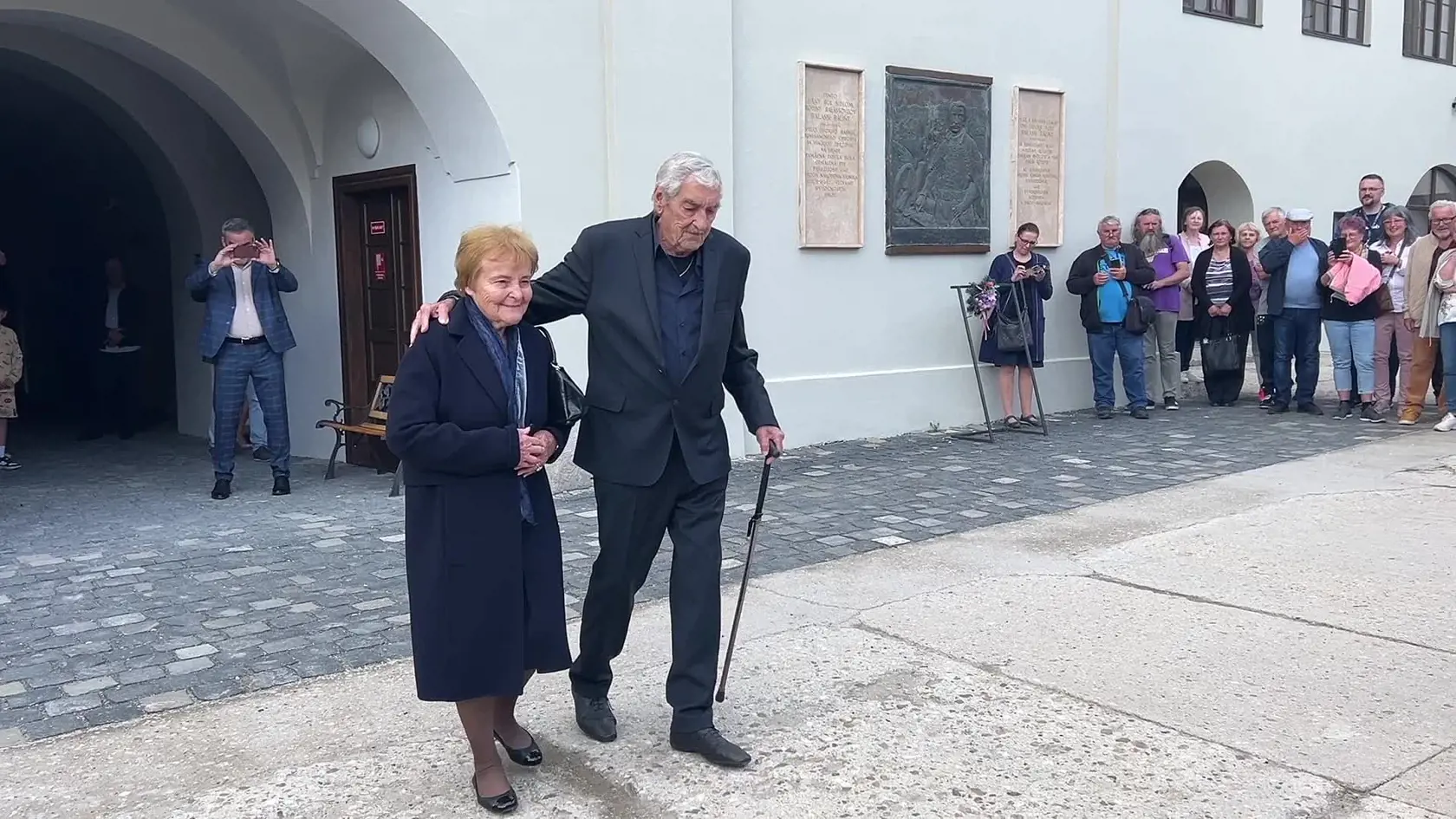 Príchod, ktorý doslova rozžiaril celé nádvorie známeho hradu Modrý Kameň (okr. Veľký Krtíš). Práve sem v sobotu (18.5.) zavítala herecká legenda Štefan Kvietik, ktorý len pred pár dňami oslávil uctyhodných 90 rokov. Maestro mal dnes svoj veľký deň a pozrite, ako to vyzeralo na mieste.