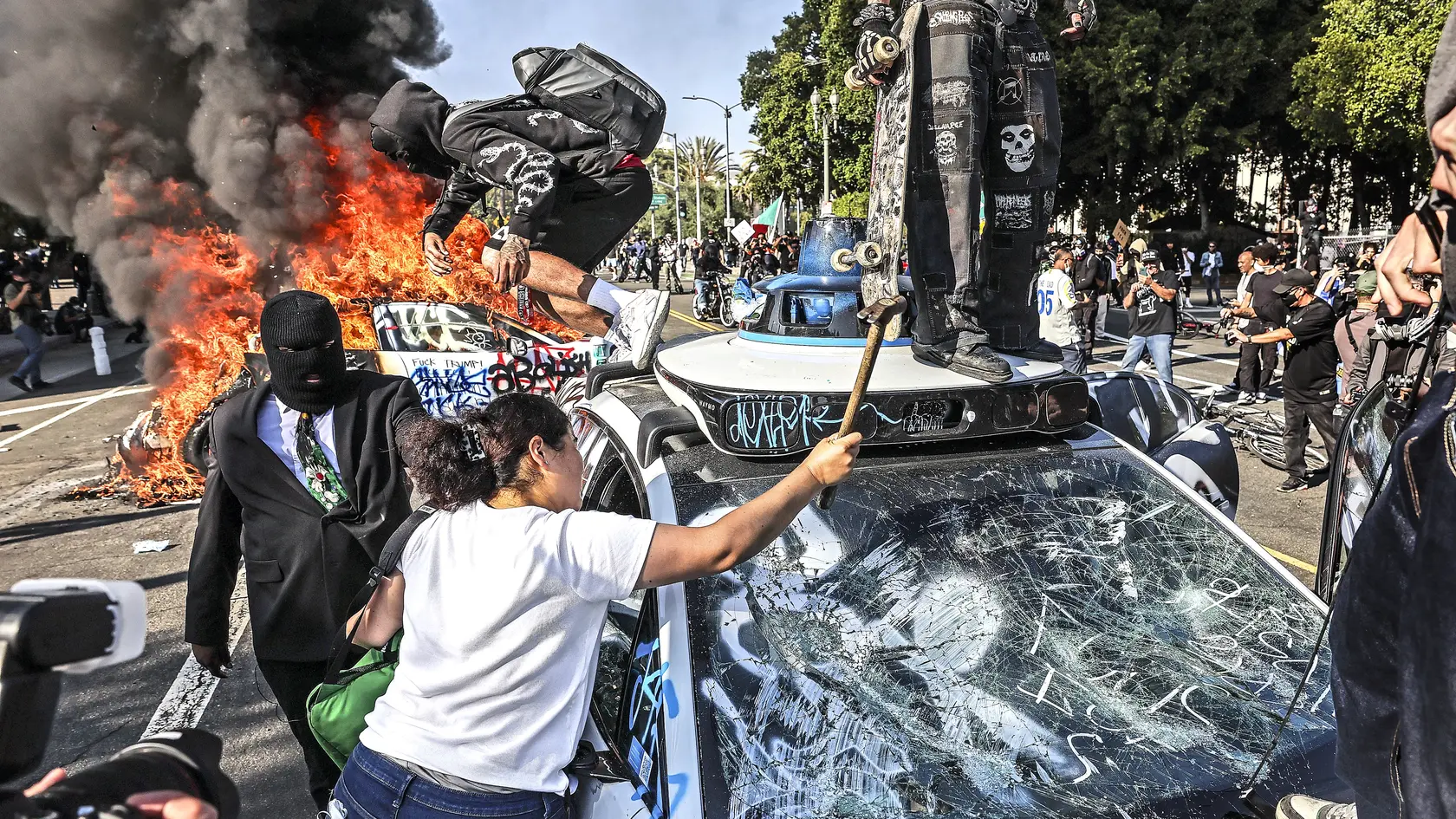 Chaos a výtržnosti prevzali kontrolu nad Los Angeles.