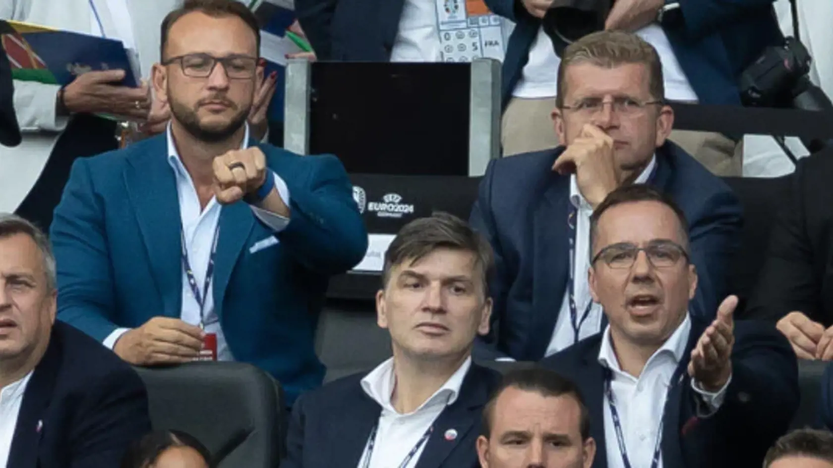 Politici boli usadení spolu a zdieľali búrlivé emócie. Najviac zanietený bol jednoznačne minister práce Erik Tomáš. Na tribúne s ním sedeli nie len poprední predstavitelia vlády, ale aj prezident Slovenského futbalového zväzu Ján Kováčik.