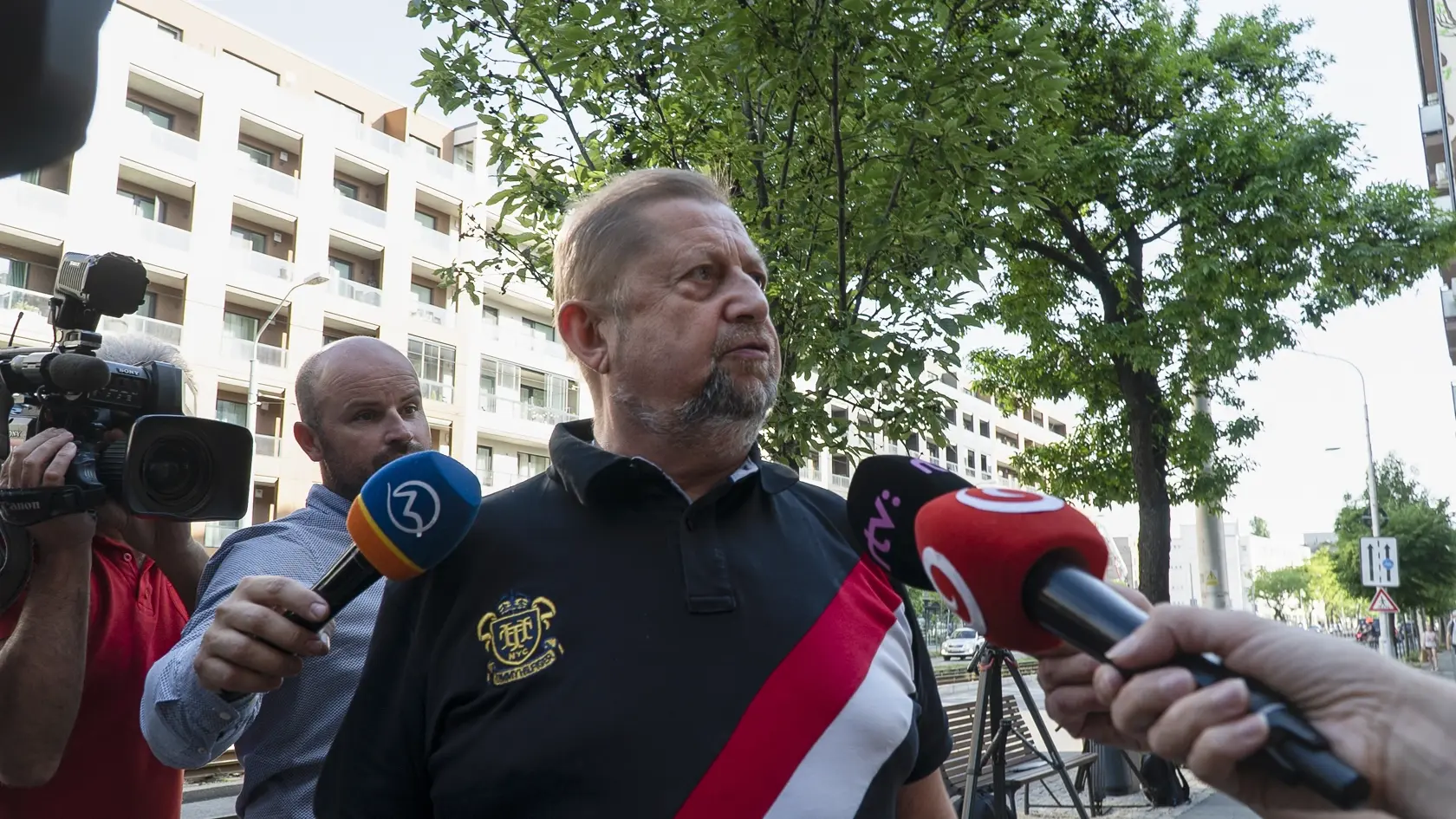 Štefan Harabin po prepustení pred budovou policajného prezídia.