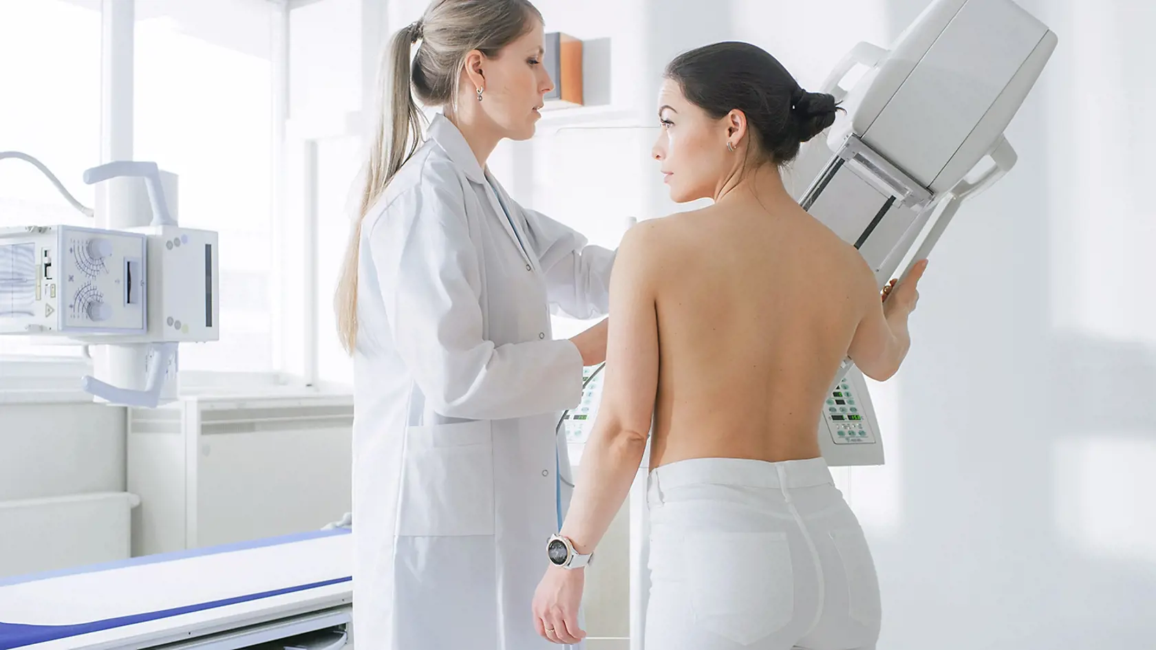 Mamografiu by mala absolvovať každá žena nad 40 rokov.