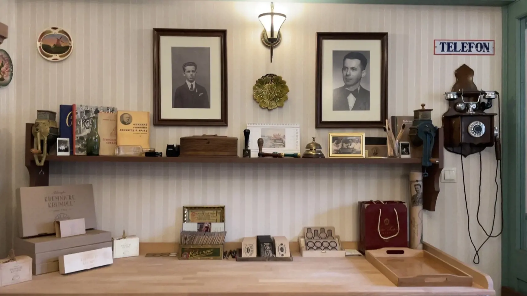 Priestory sú plné historických fotografií.