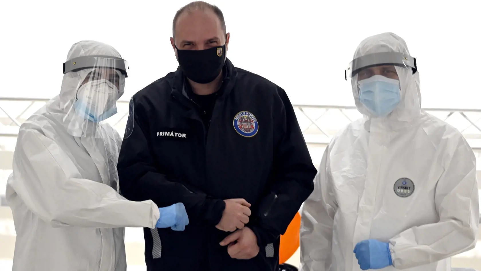 V Košiciach sa v piatok o 16.00 h začalo štvordňové dobrovoľné plošné testovanie na ochorenie COVID-19. Počas prvých troch dní bude k dispozícii 66 odberných miest a takmer 110 odberných tímov, v pondelok (11. 1.) budú ešte fungovať dve odberné miesta. Mesto má na tento účel pripravených viac ako 132.000 testov. Na snímke uprostred primátor Košíc Jaroslav Polaček pózuje so zdravotníkmi na odbernom mieste v Kulturparku na Kukučínovej ulici v Košiciach 8. januára 2021. FOTO TASR - Roman Hanc