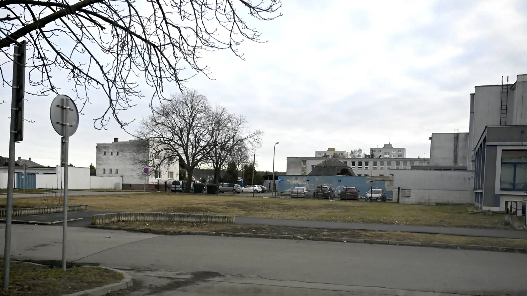 Zatiaľ sa ešte so stavbou nezačalo. Majiteľ firmy stále čaká na stavebné povolenie.