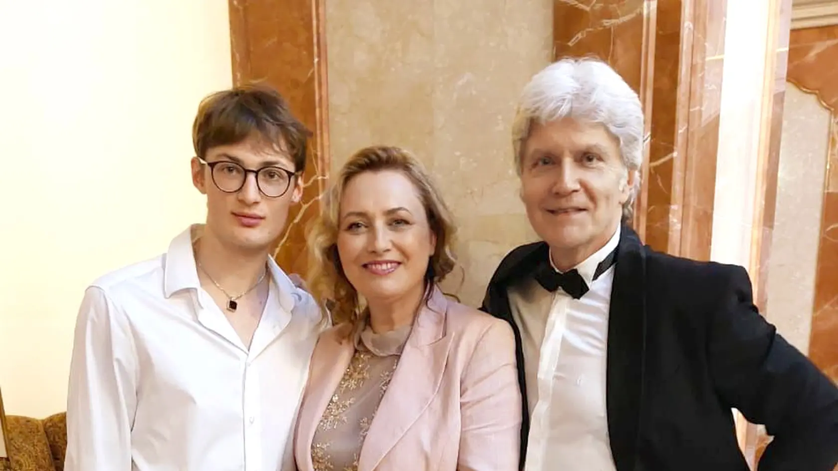 Mladý návrhár (18) so svojou mentorkou Monikou Lacekovou z Ateliéru 71 a s moderátorom Štefanom Skrúcaným.