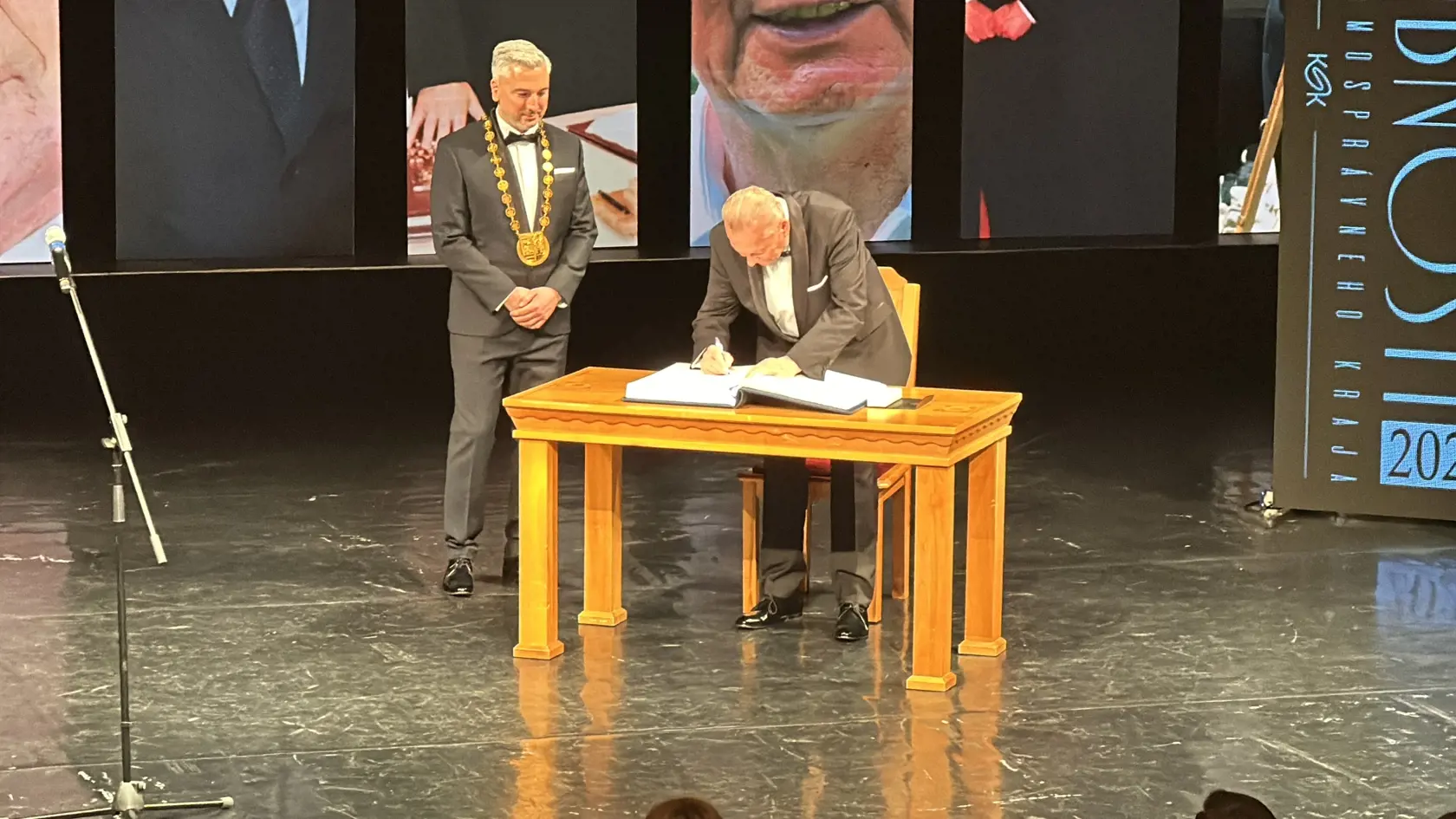 Prezident Schuster pri podpise do Pamätnej knihy.