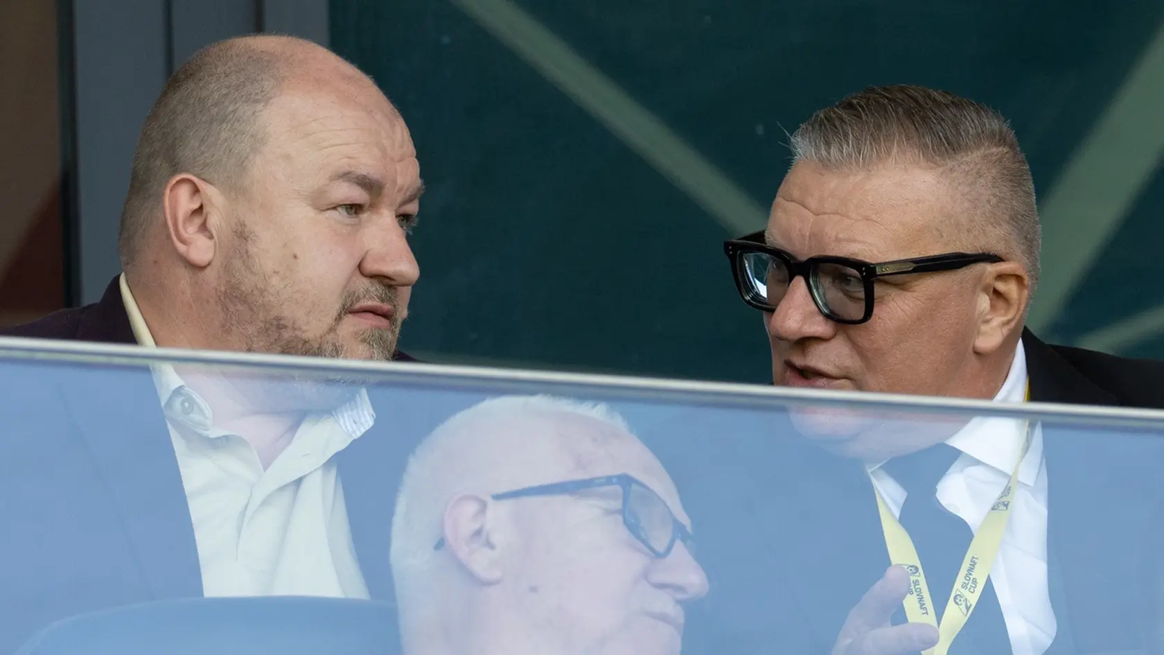 Minister cestovného ruchu a športu Rudolf Huliak a prezident Slovenského futbalového zväzu sedeli spolu na finále Slovenského pohára, no teraz sú v spore o peniaze zo štátnych dotácií.