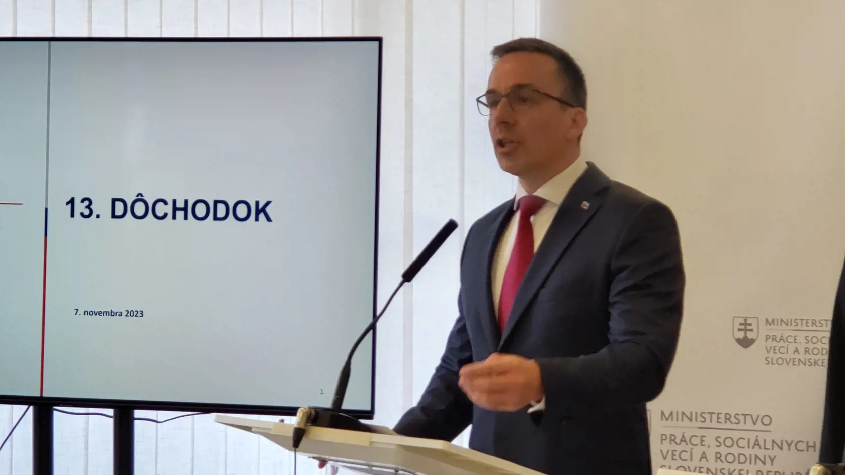 Erik Tomáš urobil prvú zásadnú zmenu v penziách. "Sľubovali sme to ľuďom v našom volebnom programe, tak sľub plníme," povedal.