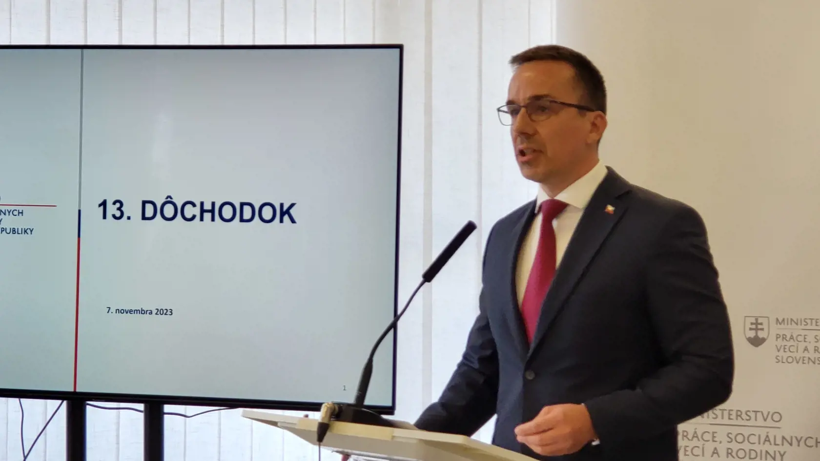 Trinásty deň vo funkcii a oznamuje novinky v13. dôchodku. "Také symbolické to je, uviedol Erik Tomáš.