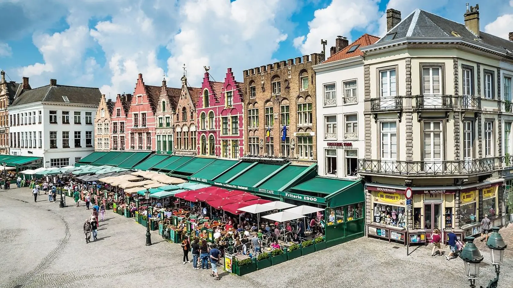 Trhové námestie alebo Groote Markt s množstvom reštaurácií.