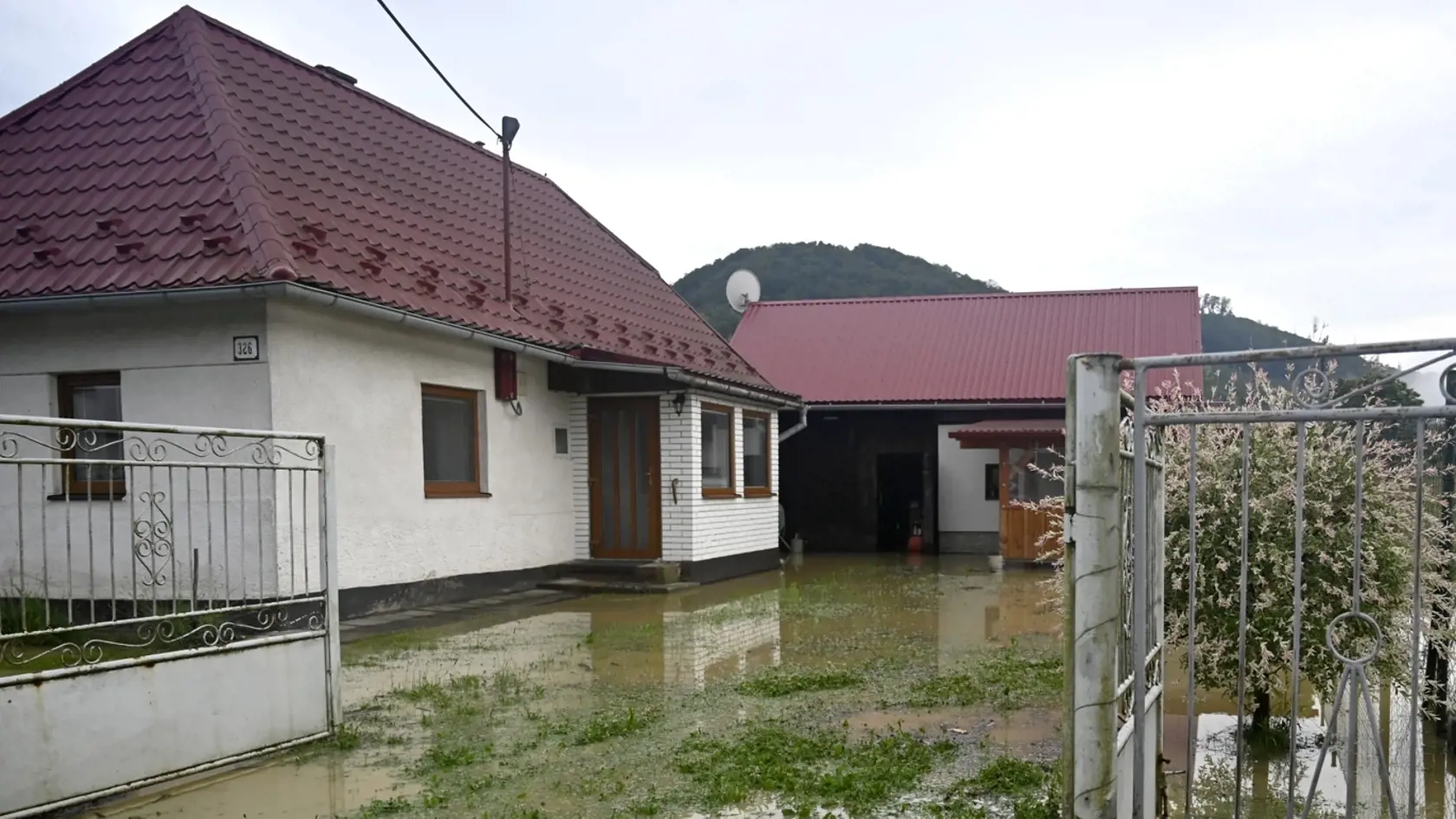 Povodeň v obci Ubľa okrese Snina 11. júna 2024. V utorok v obci z dôvodu povodňovej situácie vyhlásili mimoriadnu situáciu. Žiaľ, prudké búrky majú v súčasnosti aj oveľa ničivejšie dôsledky ako kedysi.