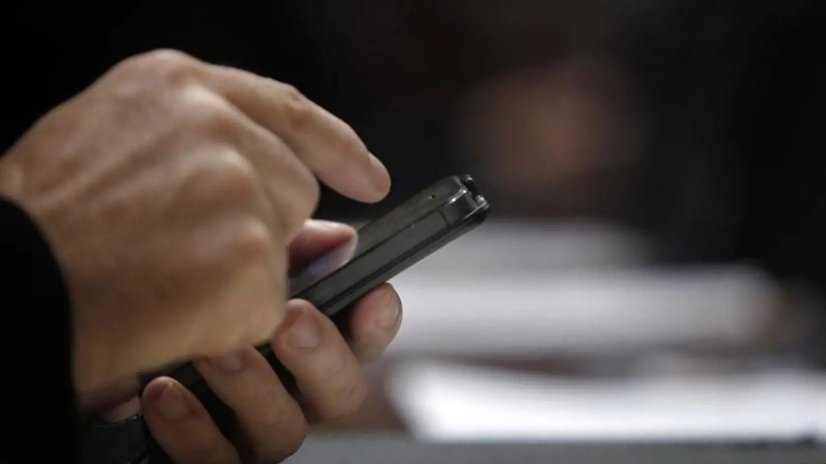Používanie technológii môže spôsobiť obrovské zmeny na vzhľade človeka v budúcnosti. Podľa výskumníkov budú mať v ľudia v roku 3000 zhrbený chrbát, hrubý krk, dve viečka a dokonca aj "textový pazúr". (Ilustračné foto)