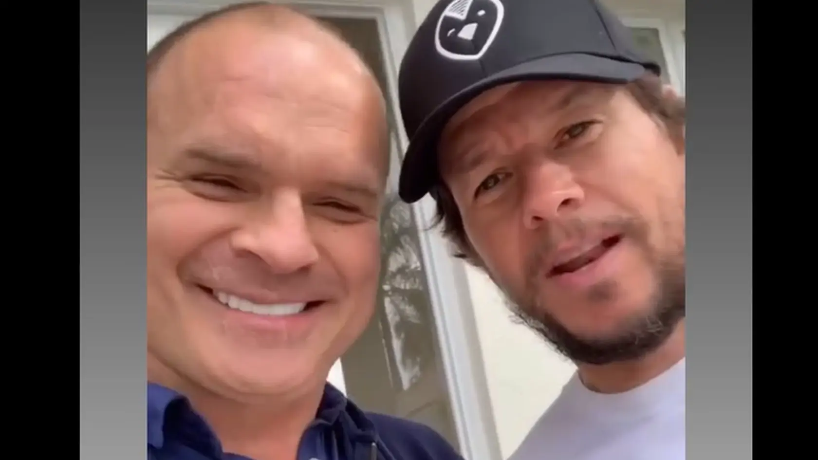 Hollywoodska hviezda Mark Wahlberg a legendárny bitkár NHL Tie Domi rozosmiali fanúšikov.