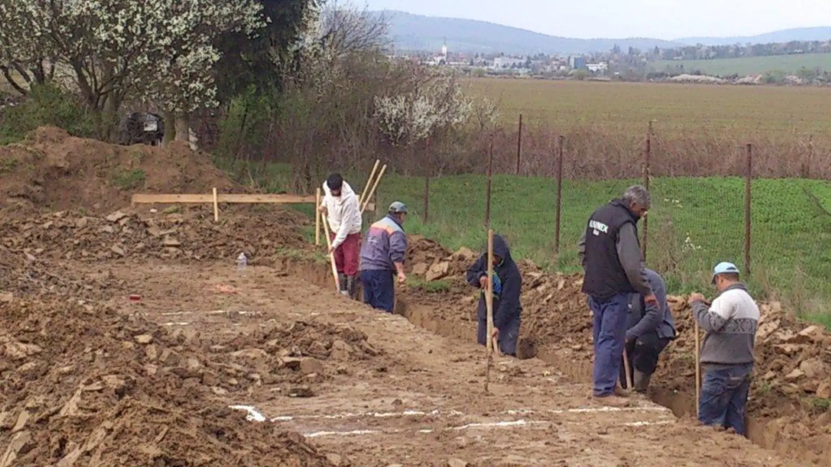 Nezamestnaní boli v Breznici (okres Stropkov) prínosom pre obec. A oni vďaka tomu, že ich starosta cez úrad práce zamestnal a štát prispel na ich mzdu, si dokázali vylepšiť rodinné rozpočty a žilo sa im ľahšie. V regióne s veľkou nezamestnanosťou inú šancu na prácu nemajú.