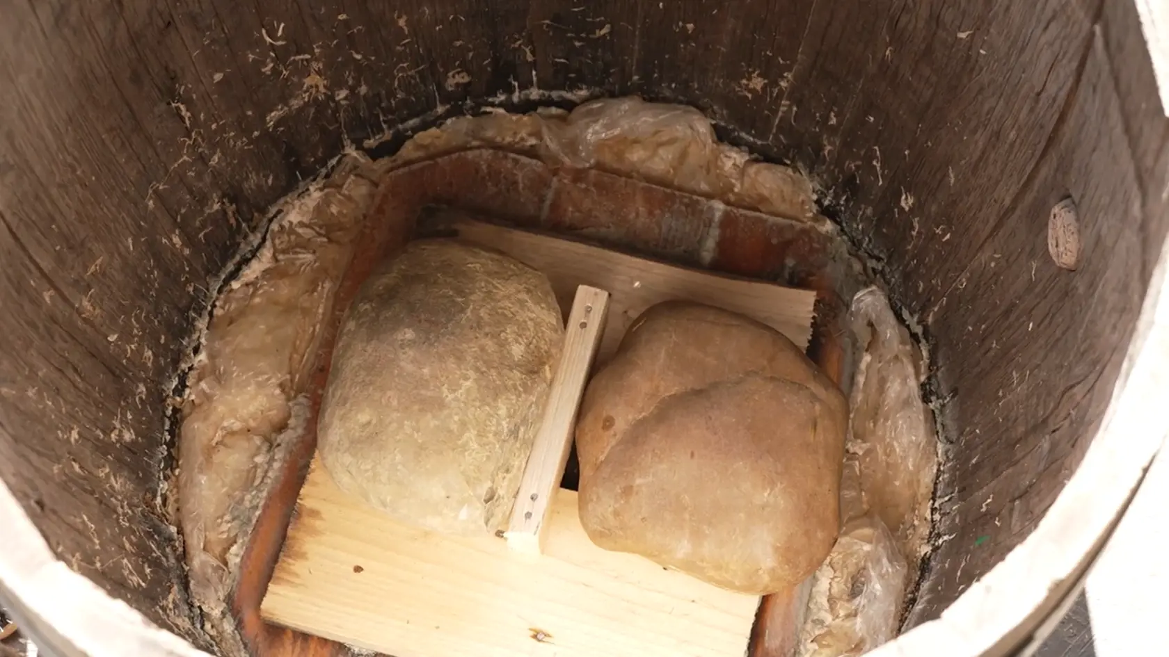 Hospodár ostal sklamaný. Každý týždeň im prízvukoval, aby do kapusty dolievali slanú vodu. Vykašľali sa na to a kapusta splesnivela.