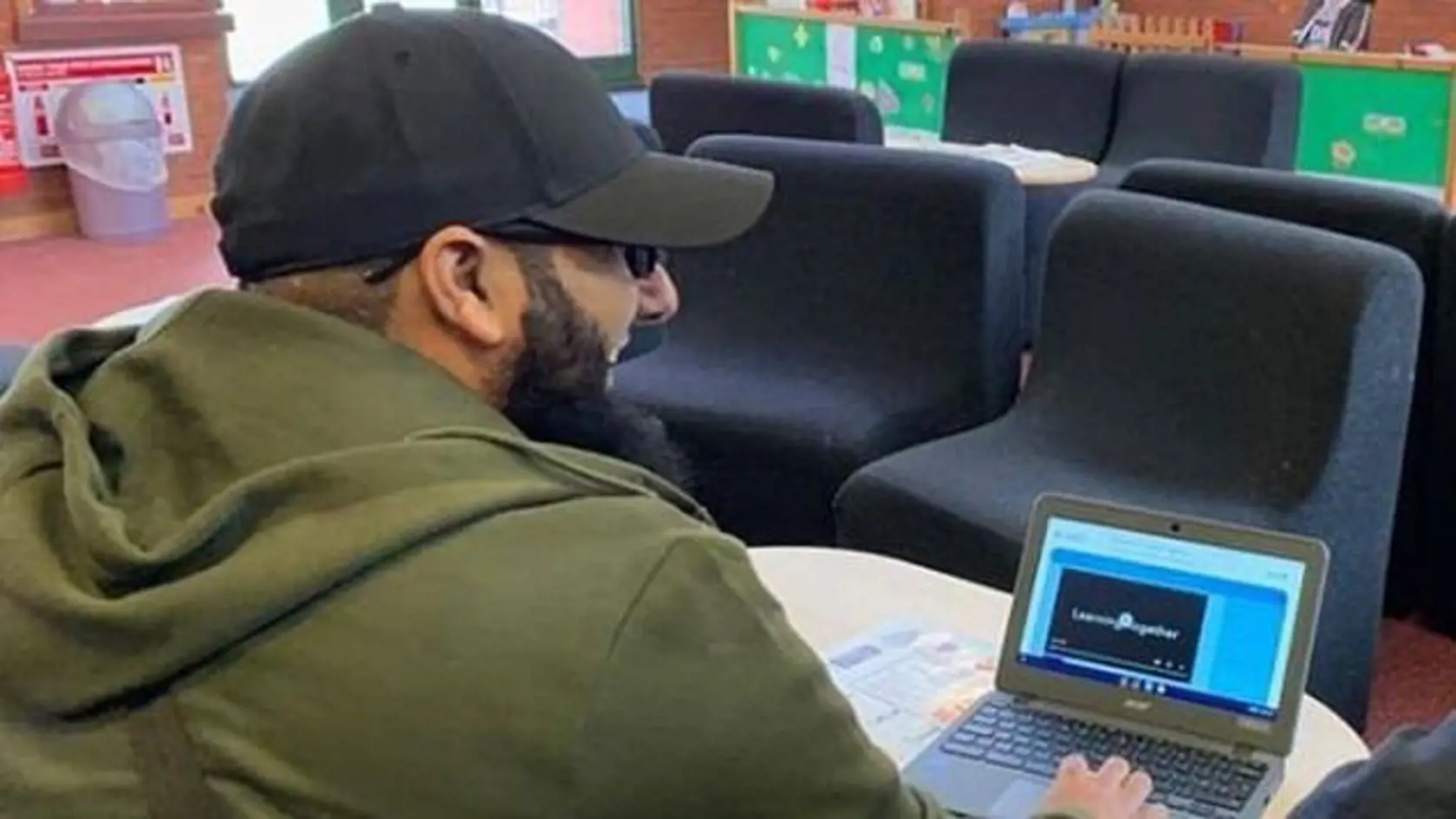 Khan patril k členom rehabilitačného programu a jeho príbeh „napraveného islamistu“ označovali všetci ako úspešný. Dokonca sa objavil v brožúre programu pre väzňov a organizátorom zložil báseň na vyjadrenie svojej vďaky.
