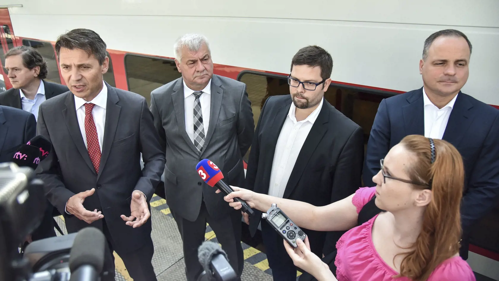 Na snímke zľava primátor hlavného mesta Ivo Nesrovnal, minister dopravy, výstavby a regionálneho rozvoja SR Árpád Érsek, generálny riaditeľ ZSSK Filip Hlubocký a predseda Bratislavského samosprávneho kraja Juraj Droba.