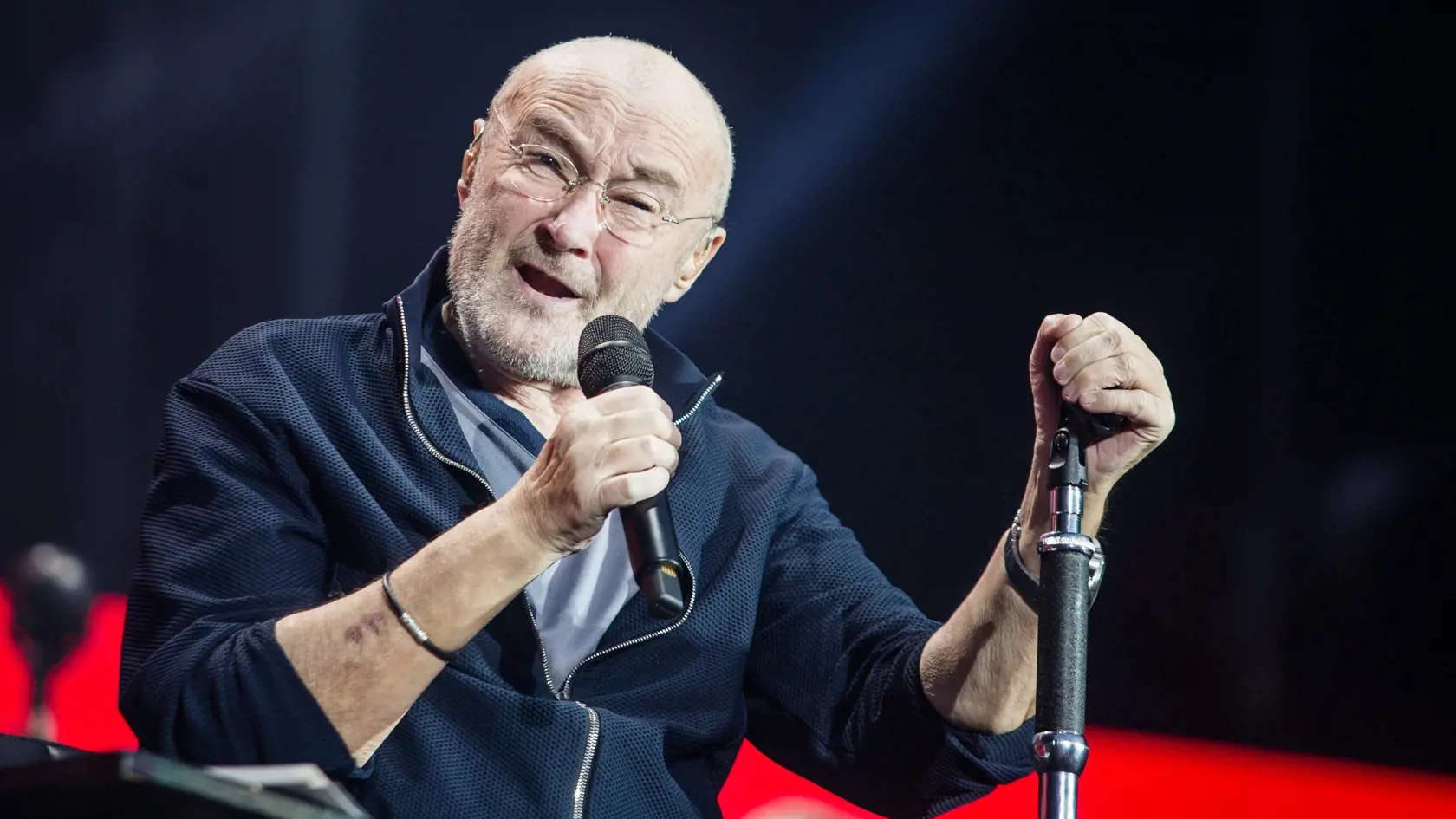 Spevák Phil Collins je herečkiným otcom.