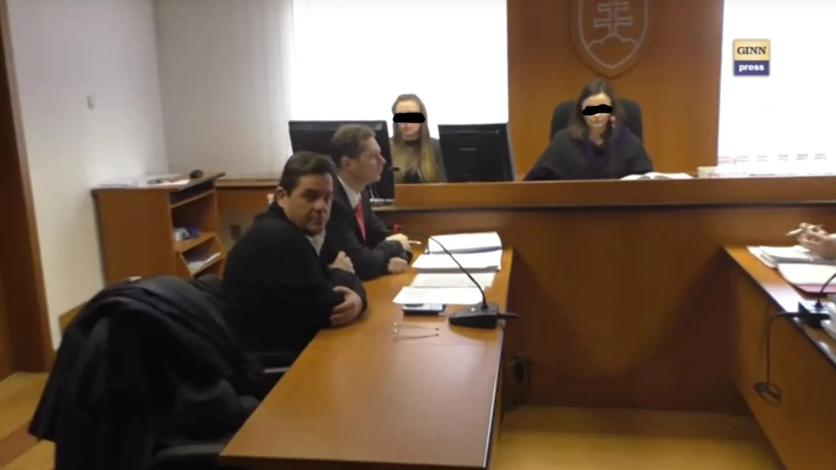 Zuzana Maruniaková (v strede) počas pojednávania v kauze zmenky. Úplne vľavo Marian Kočner.
