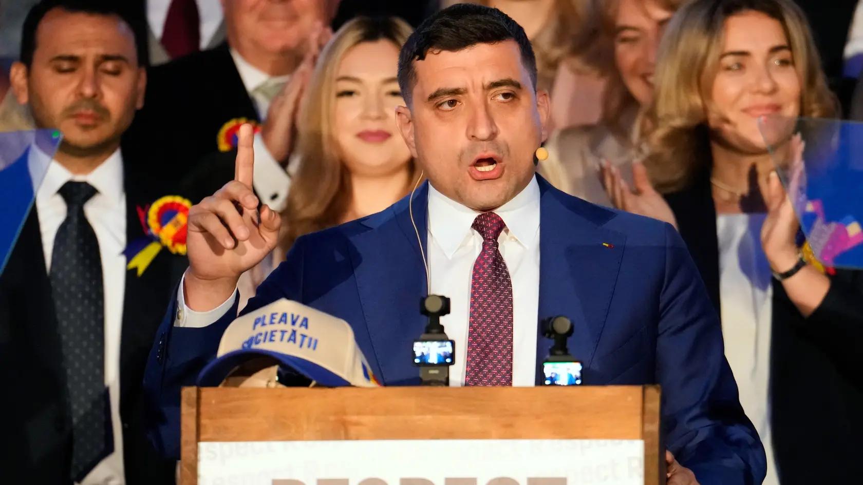 Prezidentský kandidát krajne pravicovej Aliancie za zjednotenie Rumunov (AUR) George Simion.
