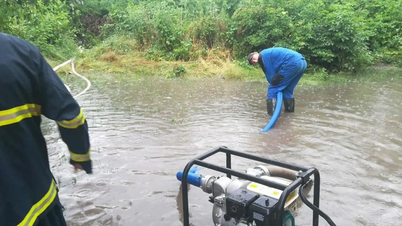 Odčerpávanie vody počas prívalových dažďov