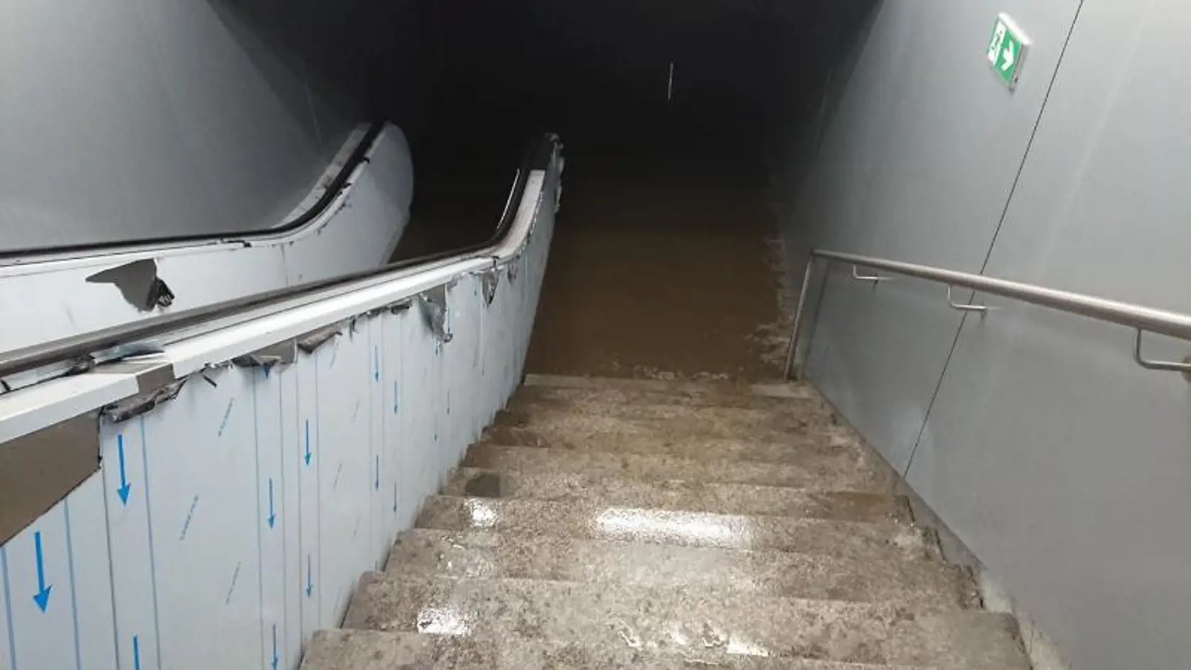 Zaplavený je aj podchod na Trnavskom mýte.